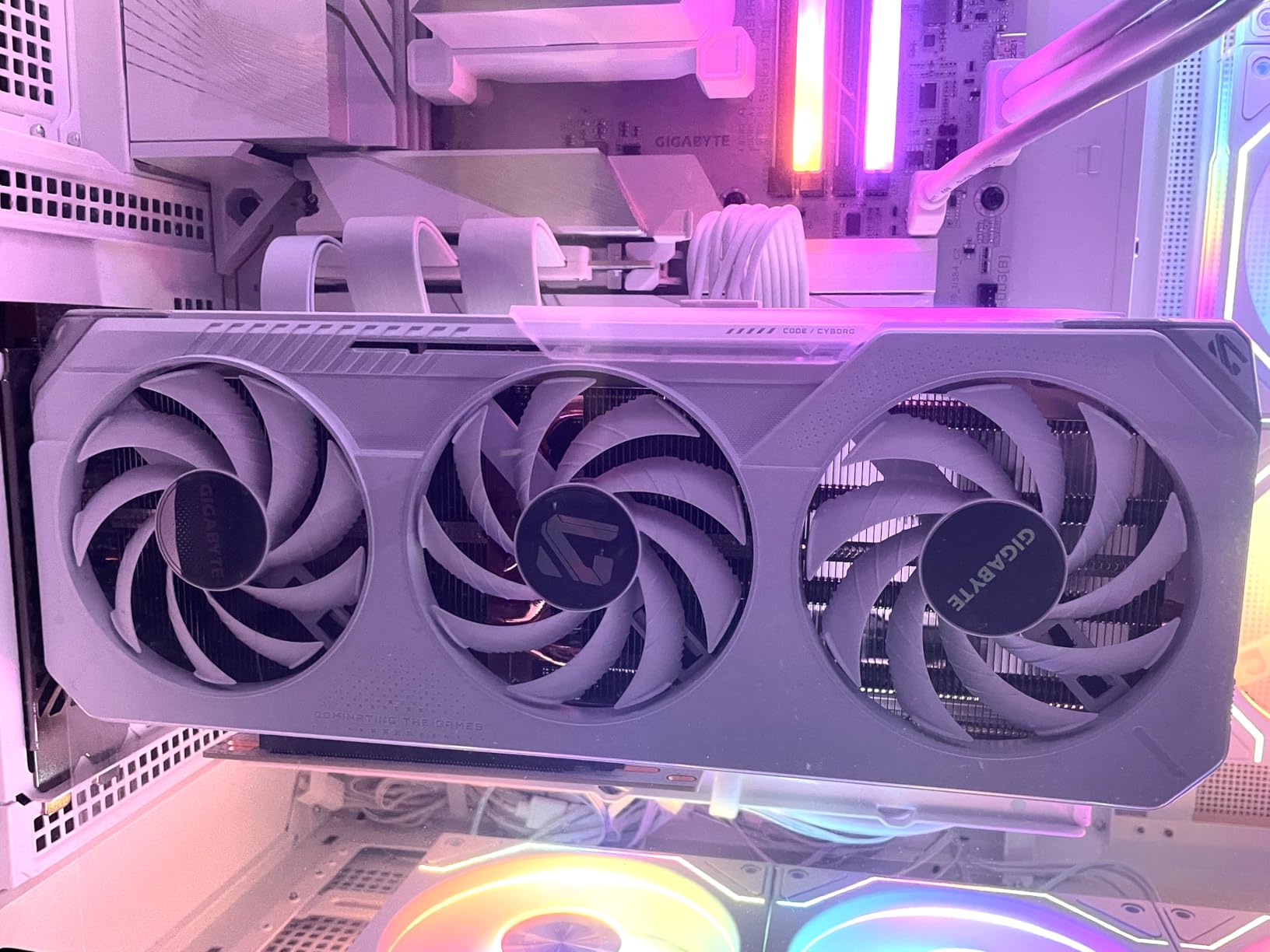 GIGABYTE Radeon RX 9060 XT Gaming OC ICE 16G Graphics Card (16GB GDDR6, 128-bit, PCIe 5.0, HDMI/DP 2.1, 2 Slot, Hawk Fan, Server-Grade Thermal Gel, Reinforced Structure) customer photo 2