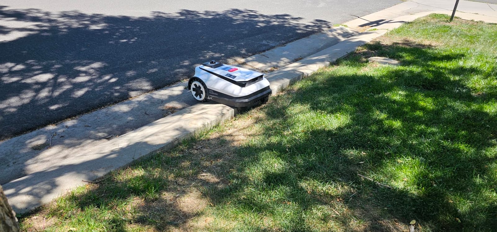 ECOVACS Goat A3000 LiDAR PRO Robotic Lawn Mower for Up to 3/4 Acre, 7500 mAh Battery with 189W Fast Charging, Wire-Free Dual-LiDAR Navigation, Built-in TruEdge Edge Trimmer, Smart App Control customer photo 1