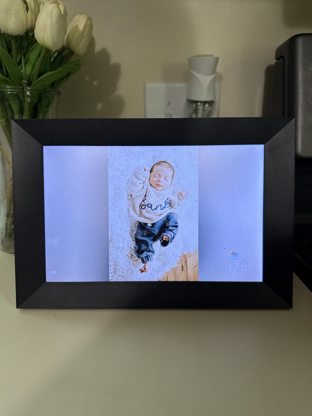 AEEZO Digital Picture Frame, 10.1 Inch Digital Photo Frame with 1280 * 800 HD IPS Touch Screen, Smart Digital Frame Built-in 32GB Memory, Auto-Rotate Easy Setup via AiMOR APP(Black) customer photo 1