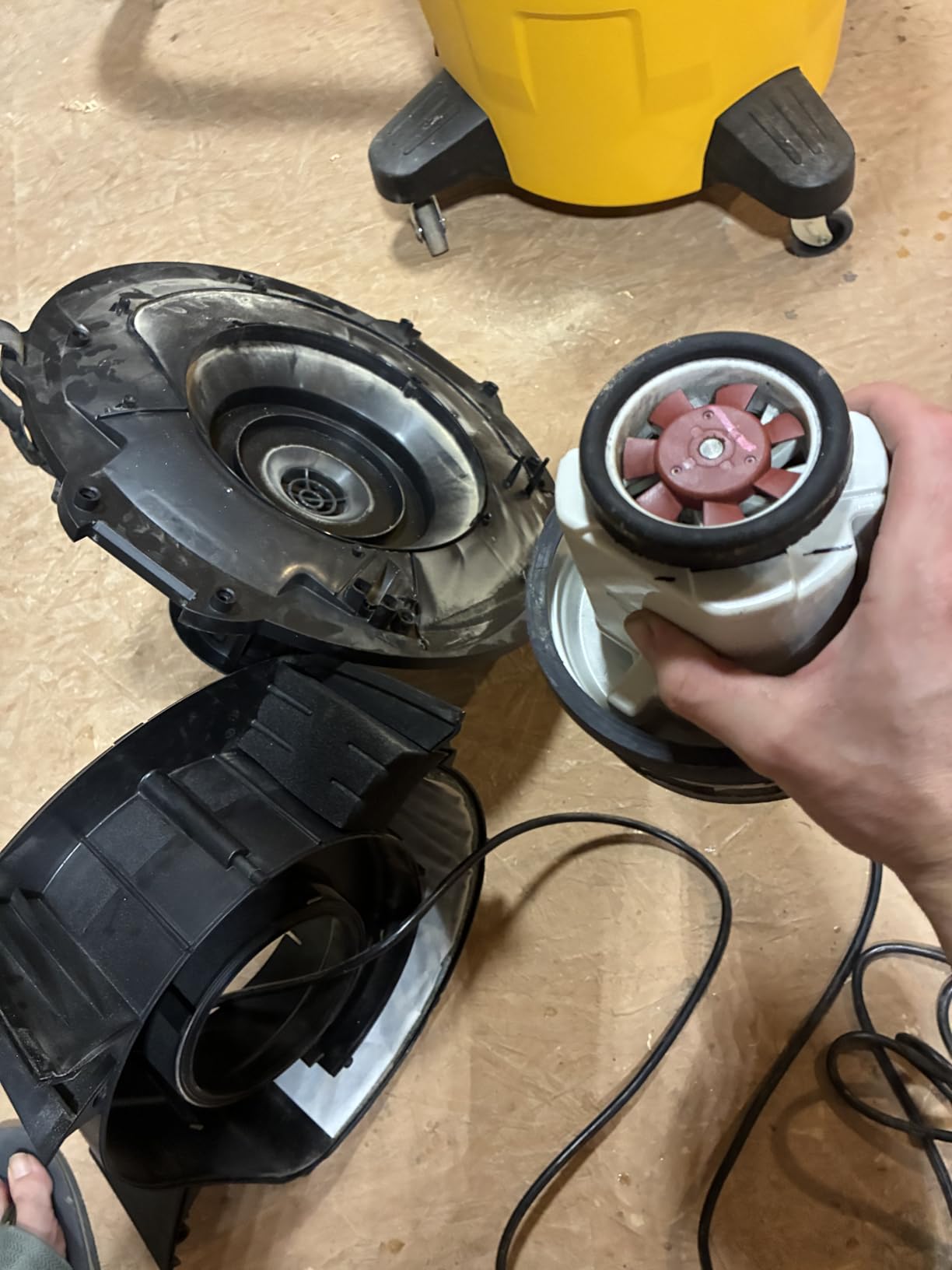 DEWALT 16 Gallon STEALTHSONIC Poly Wet/Dry Vacuum, DXV16P-QTA Noise Reduction Vac customer photo 2
