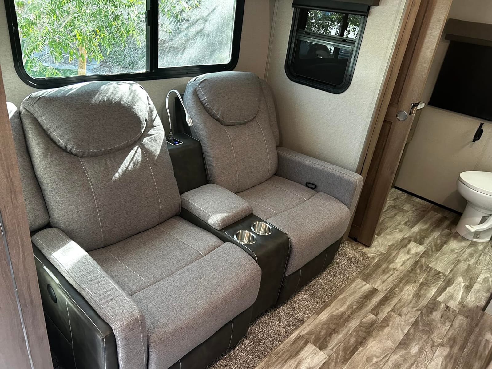 Dresegmt Home Theater Seating, Manual Recliner Sectional Sofa for Living Room, 5 Seater Reclining Sectional Couch with Flip-Up Backrest, Storage Console, USB Ports, L-Shaped Sofa PU Leather Gray customer photo 2
