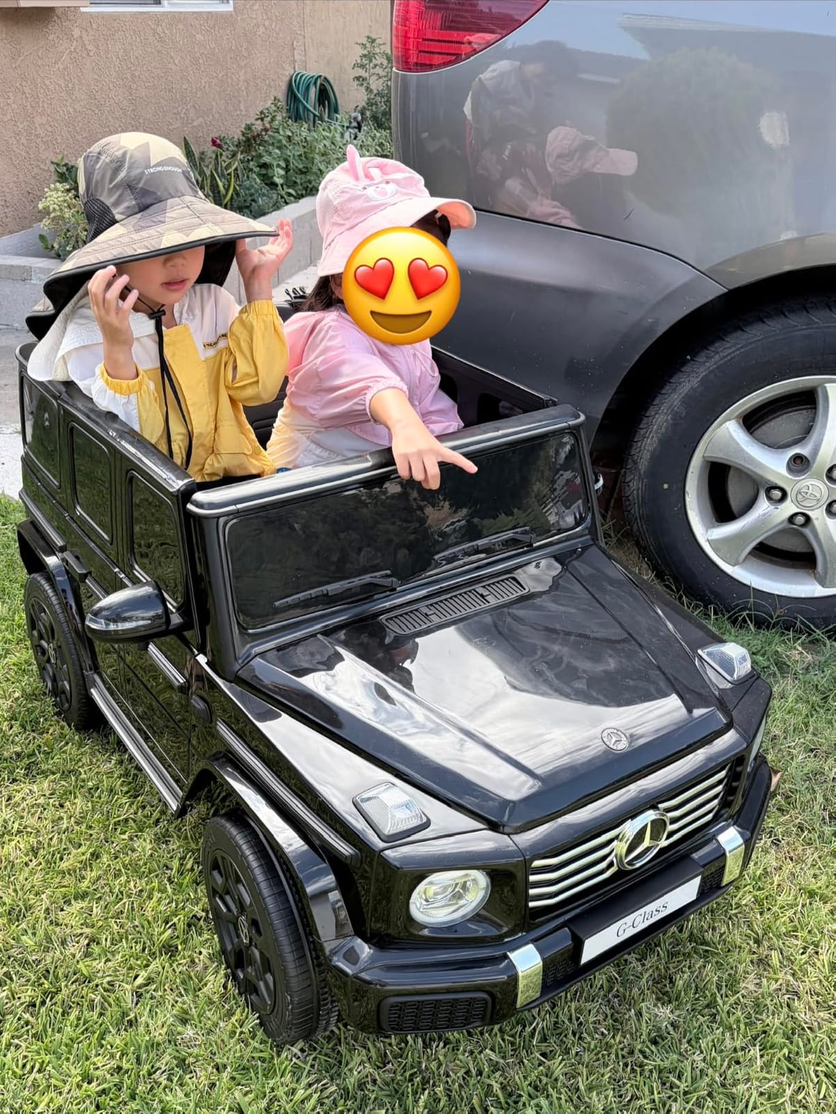 ELEMARA 2 Seater 24v Ride on Toys for Big Kids, Mercedes Benz G-Class G500 Kids Car, Toddler Electric Car w/Remote Control, Electric Vehicle to Drive, Bluetooth, Music & Horn, Low Battery Prompt, White customer photo 2