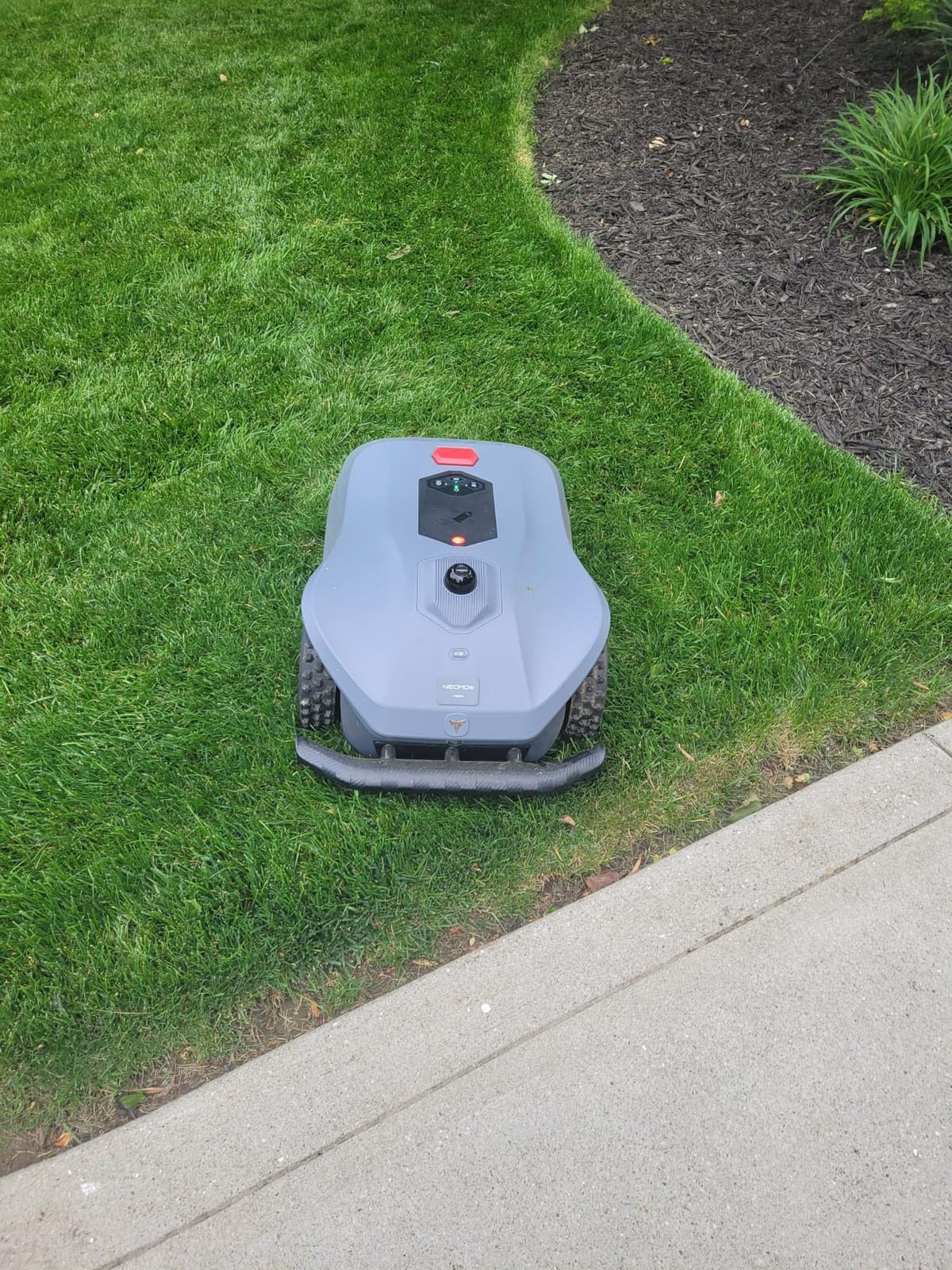 Neomow X SE Robot Lawn Mower Perimeter Wire Free for 0.75 Acre 3D LiDAR SLAM+Vision Mapping robotic lawnmower with 4G, No RTK Antenna Required, AI Obstacle Avoidance, App Control, GPS Anti-Theft, 13Ah customer photo 2