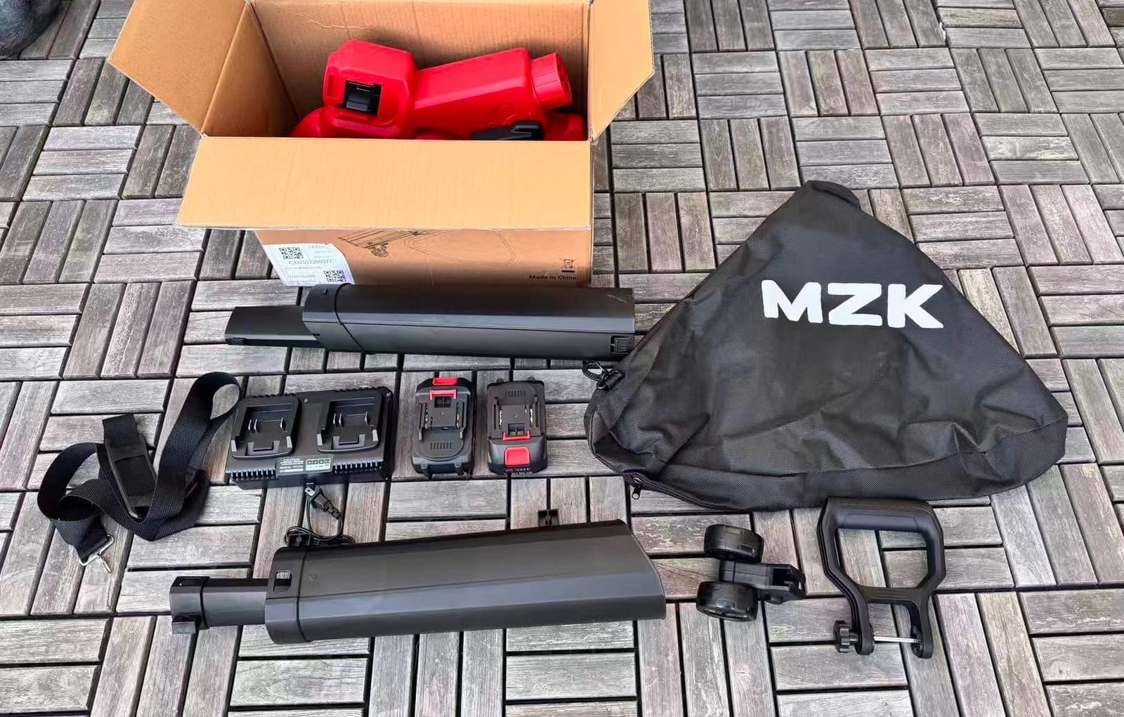 MZK 40V Leaf Vacuum Mulcher, 600 CFM Cordless Blower | High-airflow 3-in-1 tool with 40L bag and dual batteries for leaf collection around lawns and driveways. customer photo 2