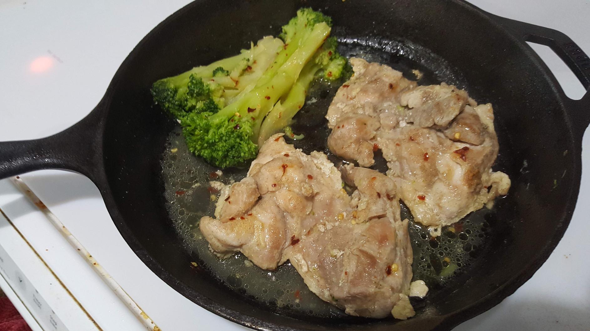 Lodge Cast Iron, 8-Inch | Non-Toxic & Naturally Non-Stick Cast Iron Pan, Compatible with Oven, Stove, Grill & Campfire, Made in USA customer photo 2