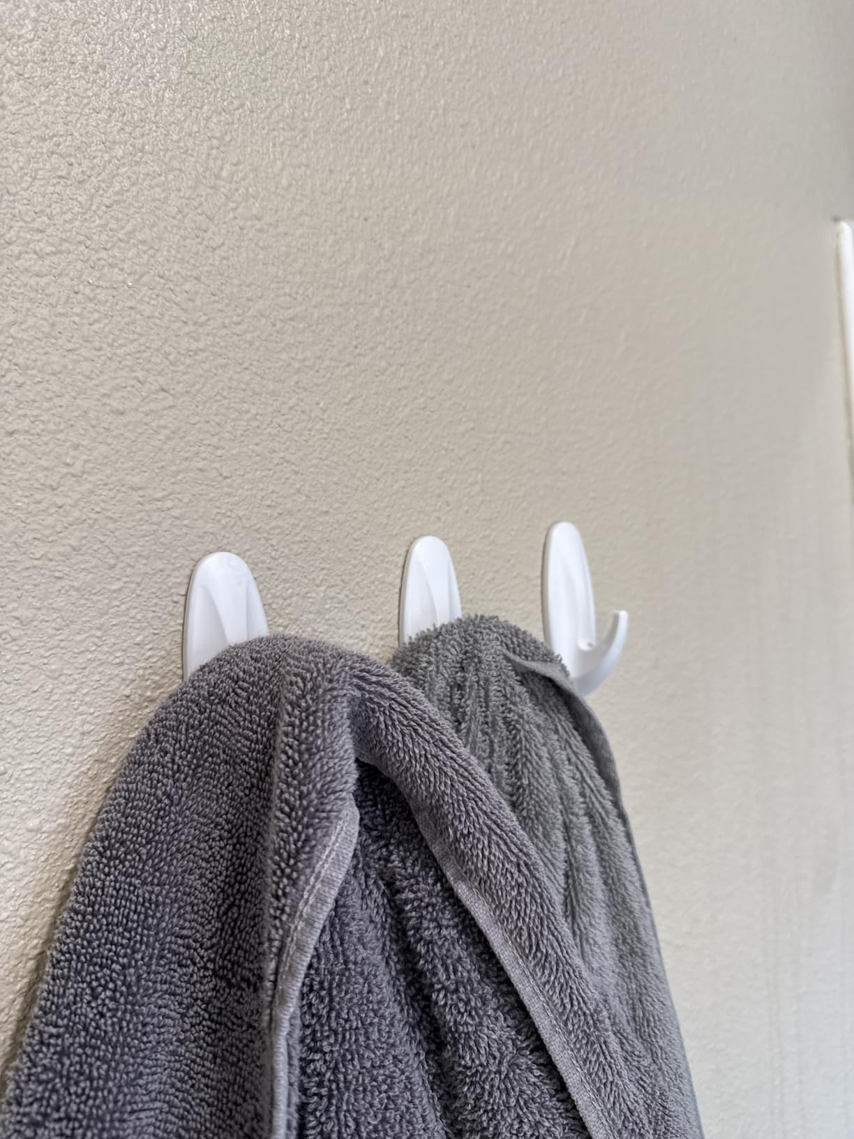 Command Medium Designer Hooks, 2 Hooks, 4 Strips customer photo 2