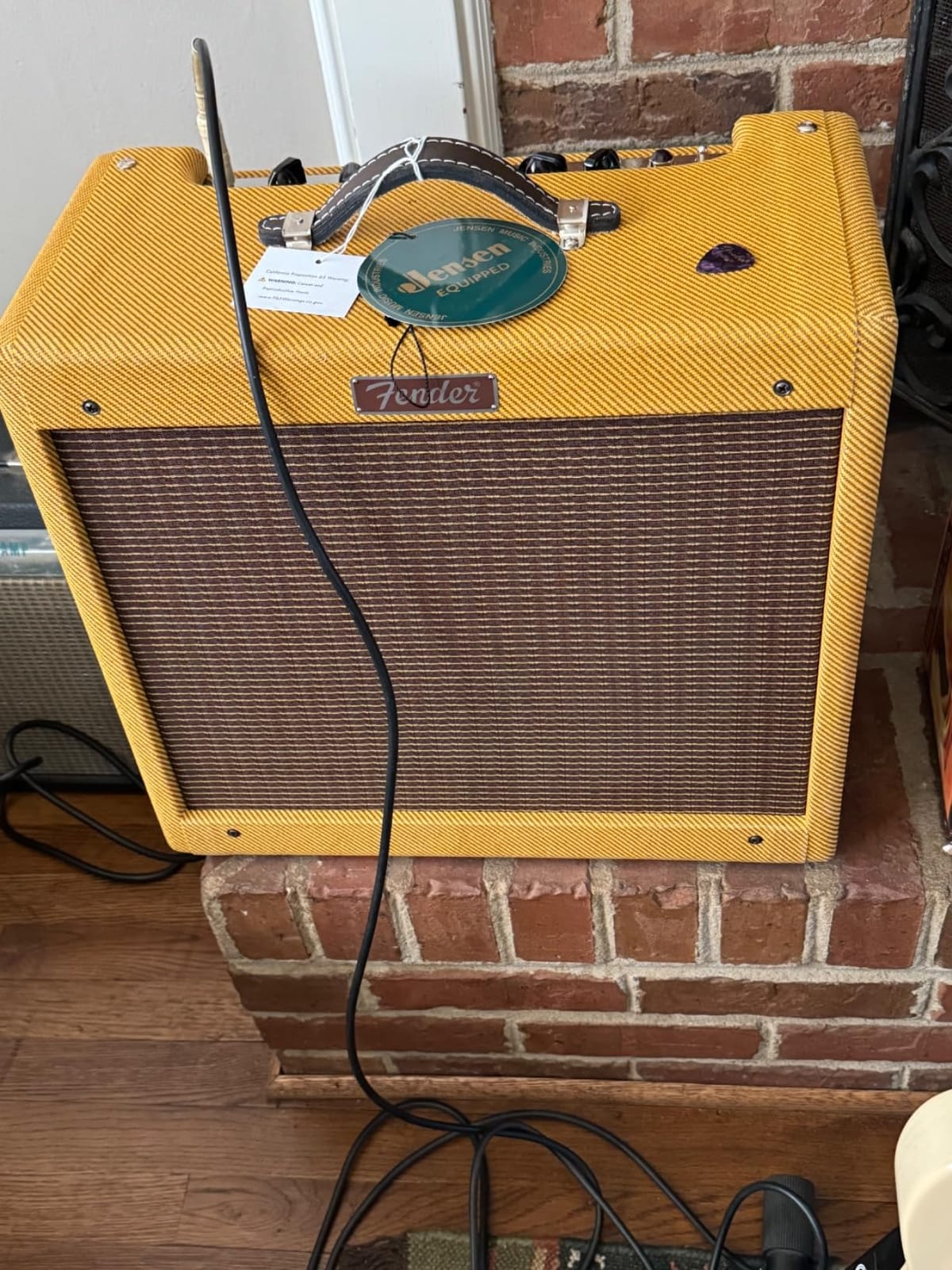 Fender Blues Junior Guitar Amplifier, Lacquered Tweed, with 2-Year Warranty | All-tube 15-watt combo amp, 12-inch speaker, ideal for blues and home practice, warm vintage tone, 2-year warranty customer photo 2