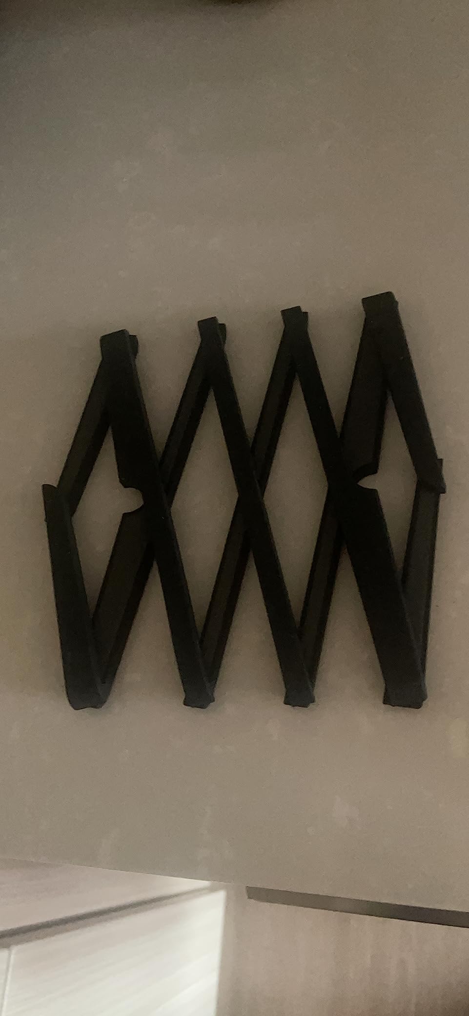 Joseph Joseph Stretch Folding Silicone Trivet for Hot Pots and Pans, Expanding Nonslip Stand, Heat Resistant mat for Kitchen Worktop - Black customer photo 1