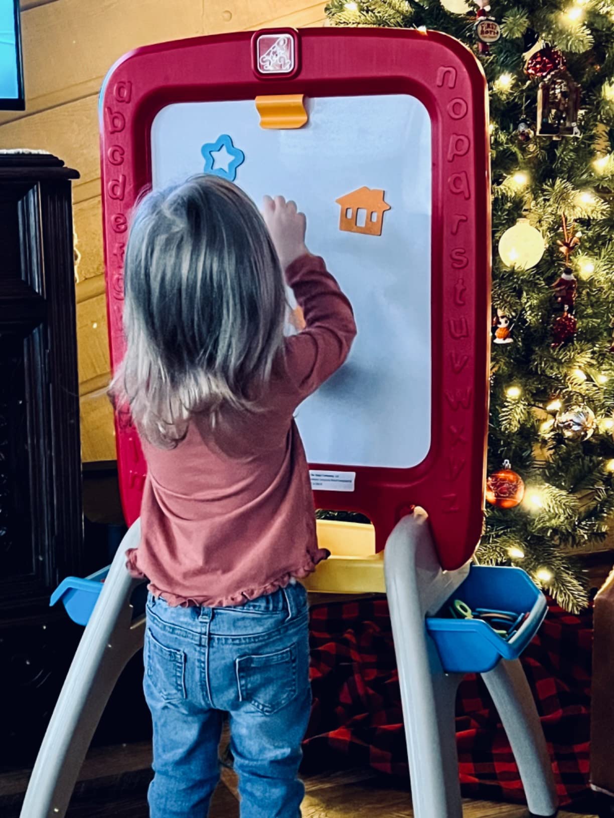 Step2 All Around Easel for Two, Kids Activity Table, Double-Sided Art Board, Made of Durable Plastic, Includes 94-Piece Soft Foam Magnets, For Toddlers 3+ Years Old customer photo 2