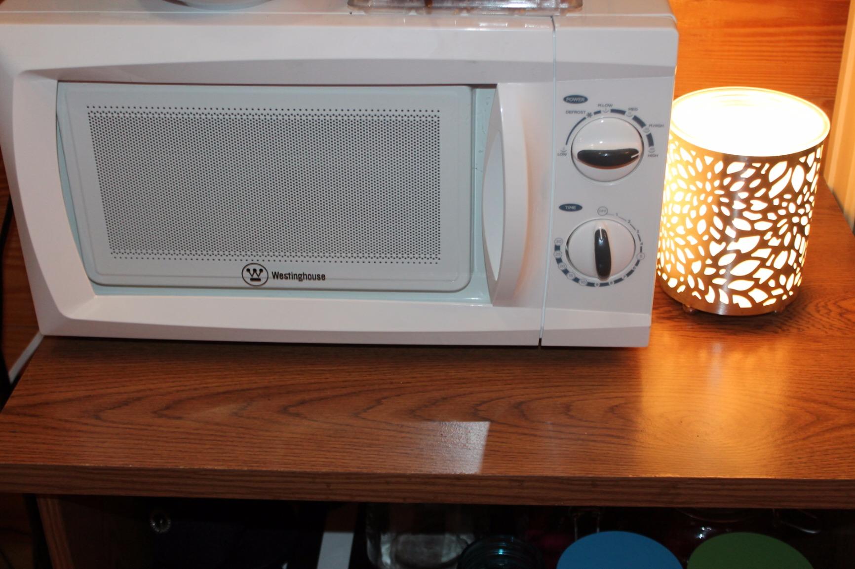 Commercial Chef 0.7 Cu. Ft. Countertop Microwave Oven, CHM770S, Stainless customer photo 2