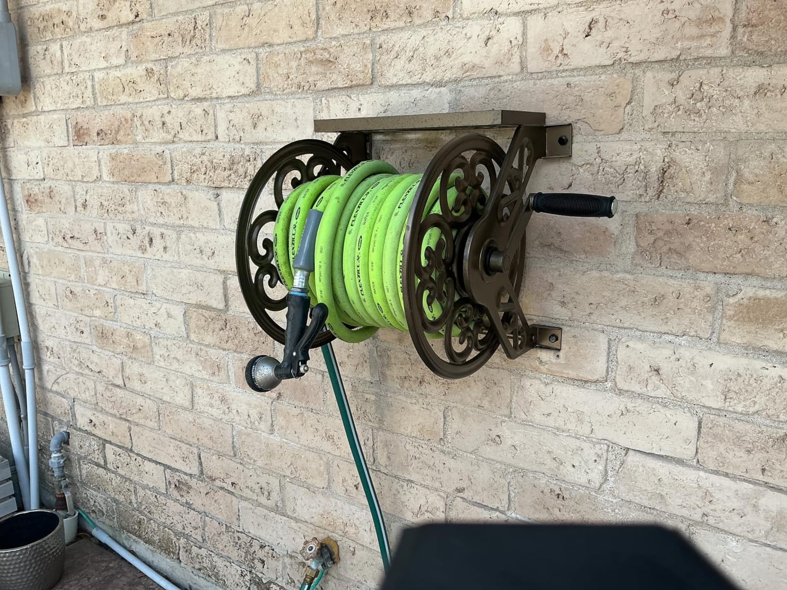 Liberty Garden 708 Steel Decorative Wall Mount Garden Hose Reel, Holds 125-Feet of 5/8-Inch Hose - Bronze customer photo 2