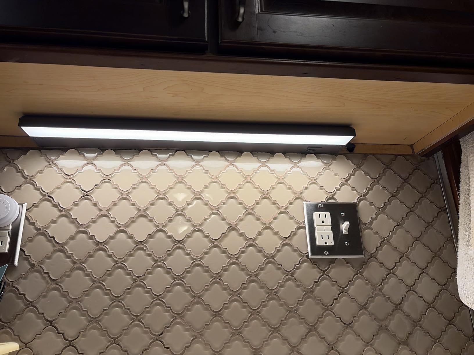 GETINLIGHT 24-Inch Linkable 3CCT LED Under Cabinet Light, Hardwired/Plug-in customer photo 2