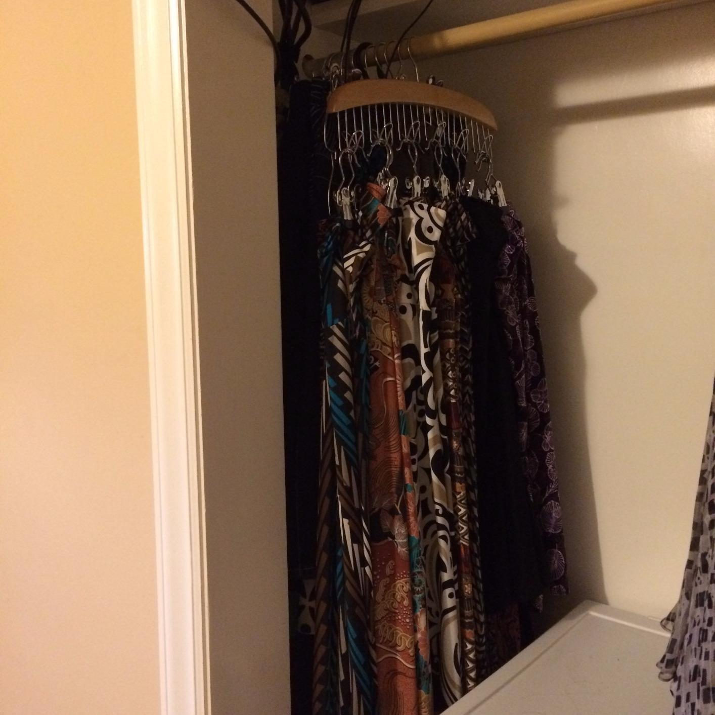 Ohuhu Belt Hanger 12 Hooks Wooden 360° Rotating Closet Organizer customer photo 2