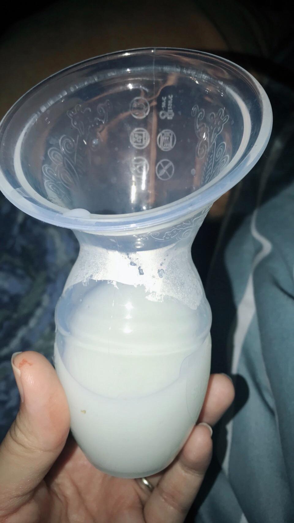 Haakaa Silicone Breastfeeding Manual Breast Pump Milk Pump 100% Food Grade Silicone BPA PVC and Phthalate Free | 4 oz Capacity customer photo 1