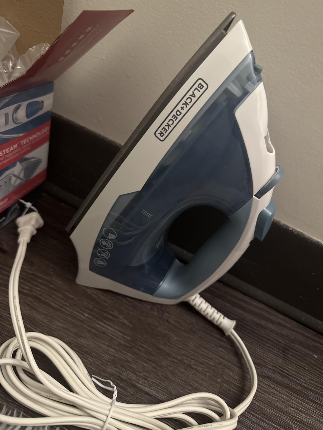 BLACK+DECKER Steam Iron for Clothes with Auto Shutoff & TrueGlide Soleplate, 1200W steam iron with nonstick soleplate, compact, spray mist, comfort grip and auto shutoff for easy wrinkle removal customer photo 1