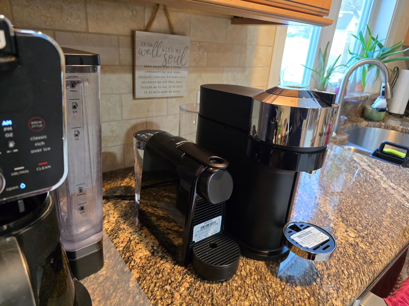 Nespresso Essenza Mini Coffee and Espresso Machine by De'Longhi, 1150 watts, 110ml, Black | Piano black compact espresso machine with 19 bar pressure, 25 second heat-up and 2 programmable cup sizes: Espresso, Lungo. customer photo 2