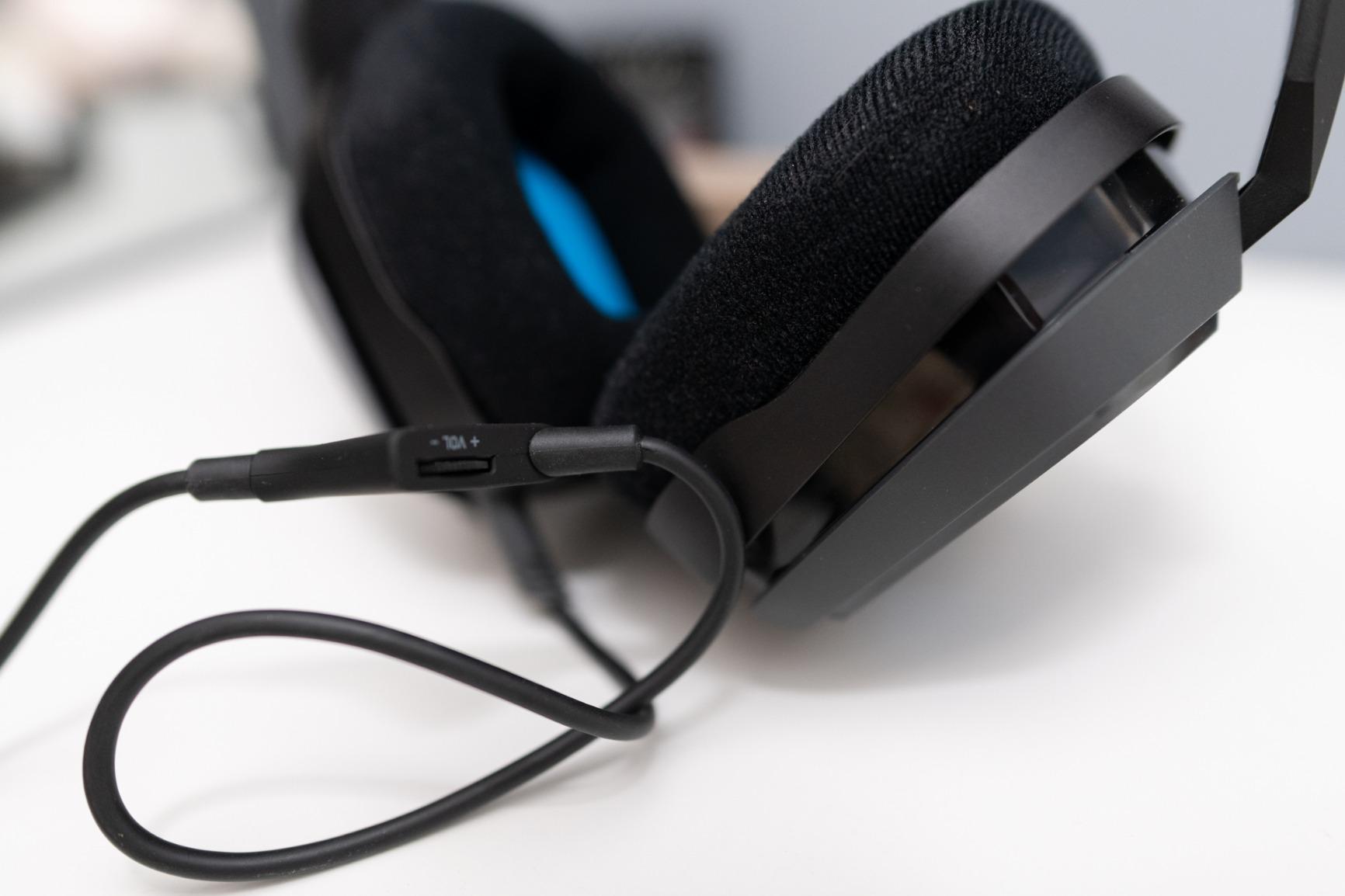 ASTRO Gaming A10 Wired Gaming Headset, Lightweight and Damage Resistant, ASTRO, 3.5 mm Audio Jack, for Xbox Series X|S, Xbox One, PS5, PS4, Nintendo Switch, PC, Mac- Black/Blue customer photo 1