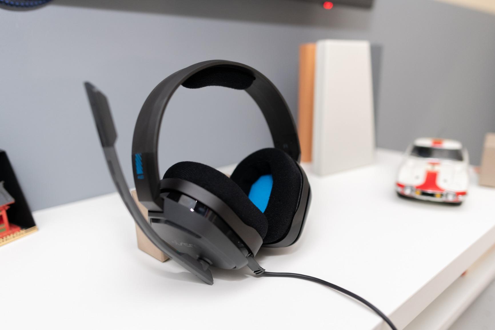 ASTRO Gaming A10 Wired Gaming Headset, Lightweight and Damage Resistant, ASTRO, 3.5 mm Audio Jack, for Xbox Series X|S, Xbox One, PS5, PS4, Nintendo Switch, PC, Mac- Black/Blue customer photo 2