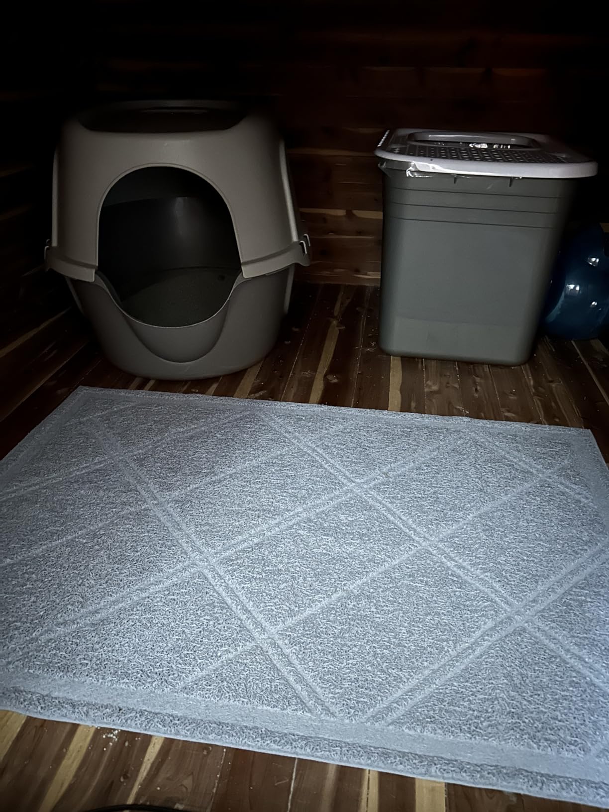 Amazon Basics Less-Mess Litter Trapping Cat Litter Box Mat, Soft on Kitty Paws, Waterproof, Scatter Control, 24