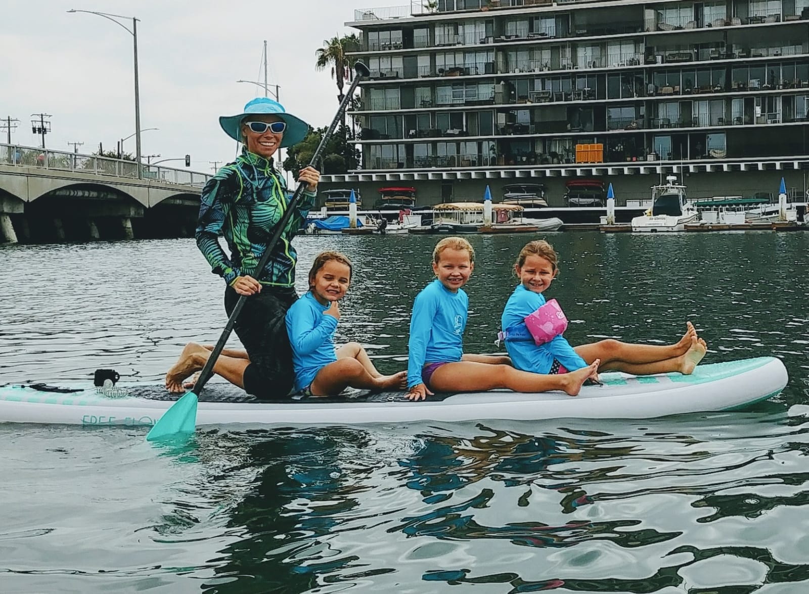 SereneLife 10' Inflatable Stand Up Paddle Board with Premium SUP Accessories - Wide Stable Design with Non-Slip EVA Deck Pad, 350 lbs Capacity customer photo 1