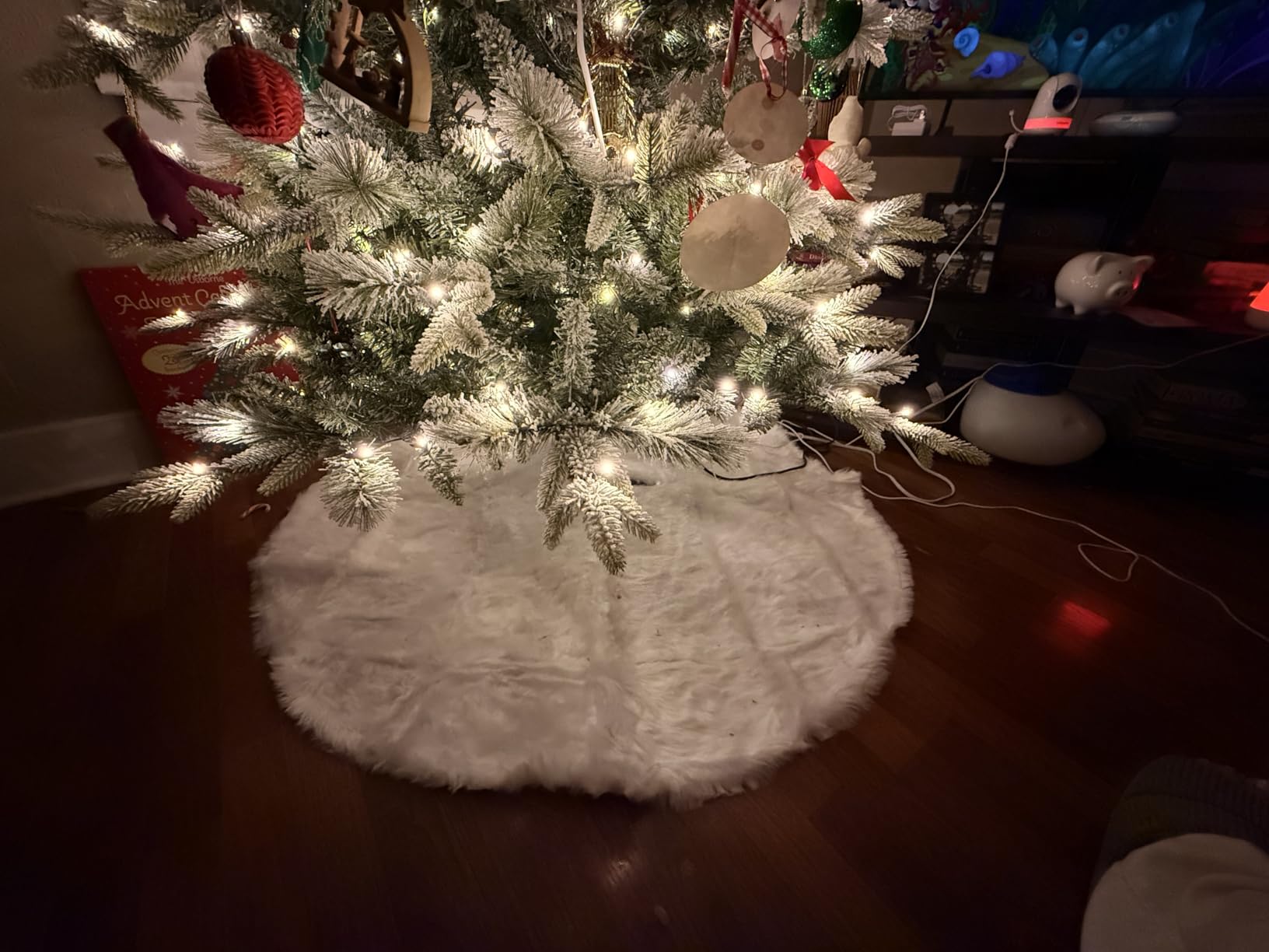 AISENO 48 Inch White Faux Fur Christmas Tree Skirt, Luxury Plush Tree Base Cover for Holiday Party and Home Christmas Decor customer photo 1