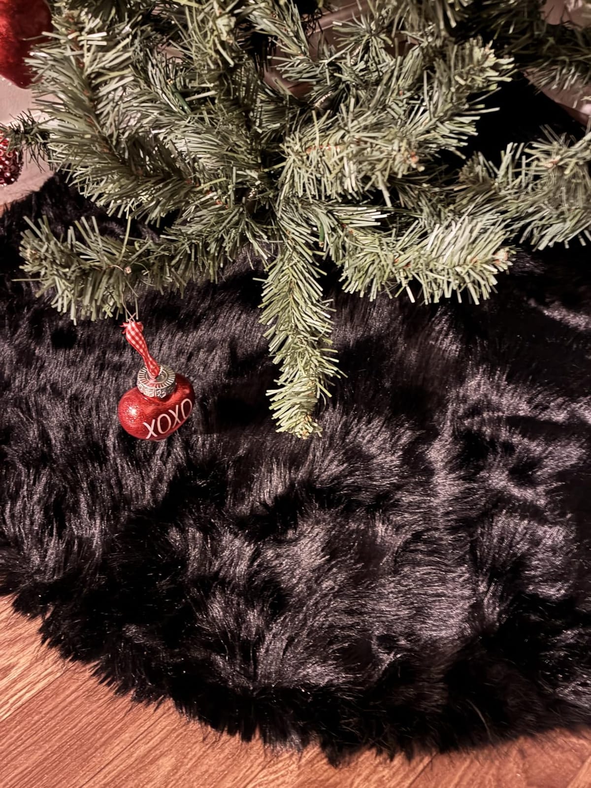 AISENO 48 Inch White Faux Fur Christmas Tree Skirt, Luxury Plush Tree Base Cover for Holiday Party and Home Christmas Decor customer photo 2