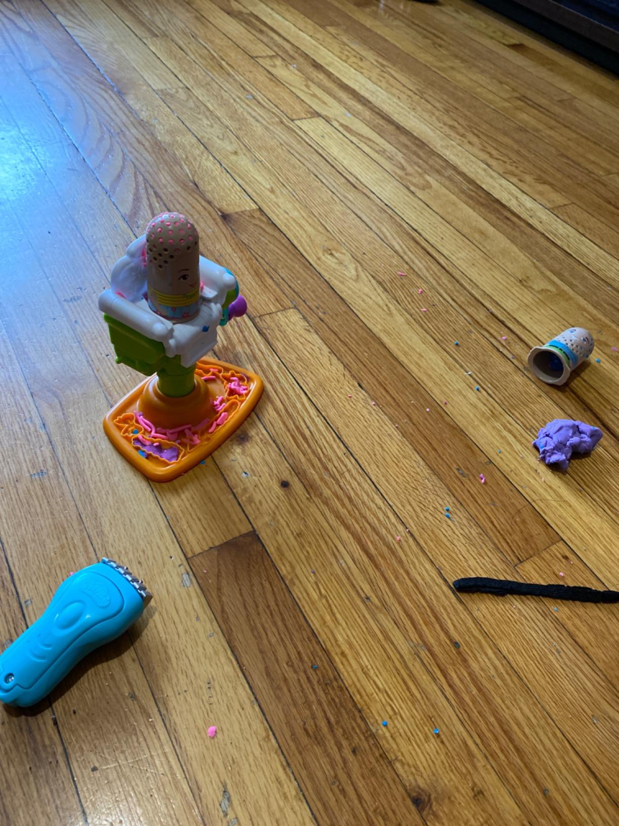 Play-Doh Buzz 'n Cut Fuzzy Pumper Barber Shop Set, Electric Buzzer, 5 Colors of 2-Ounce Cans, Preschool Toys, Girls & Boys, Ages 3+ (Amazon Exclusive) customer photo 1