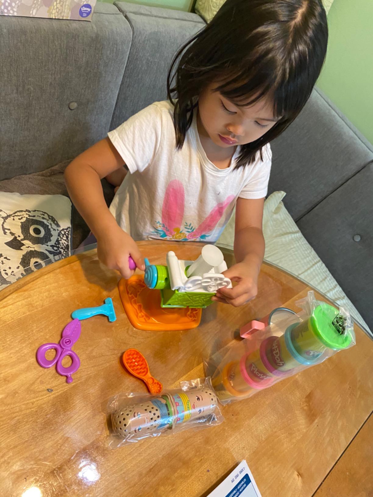 Play-Doh Buzz 'n Cut Fuzzy Pumper Barber Shop Set, Electric Buzzer, 5 Colors of 2-Ounce Cans, Preschool Toys, Girls & Boys, Ages 3+ (Amazon Exclusive) customer photo 2