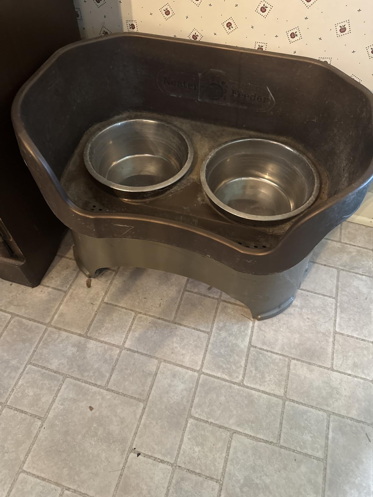 Neater Pet Brands Neater Feeder Deluxe Mess Proof Dog Bowls Elevated for Large Dogs Over 40 lbs, Made in USA, No Spill Raised Dog Food Bowl Stand Feeding Station, Food and Water Bowl Set, Black customer photo 1