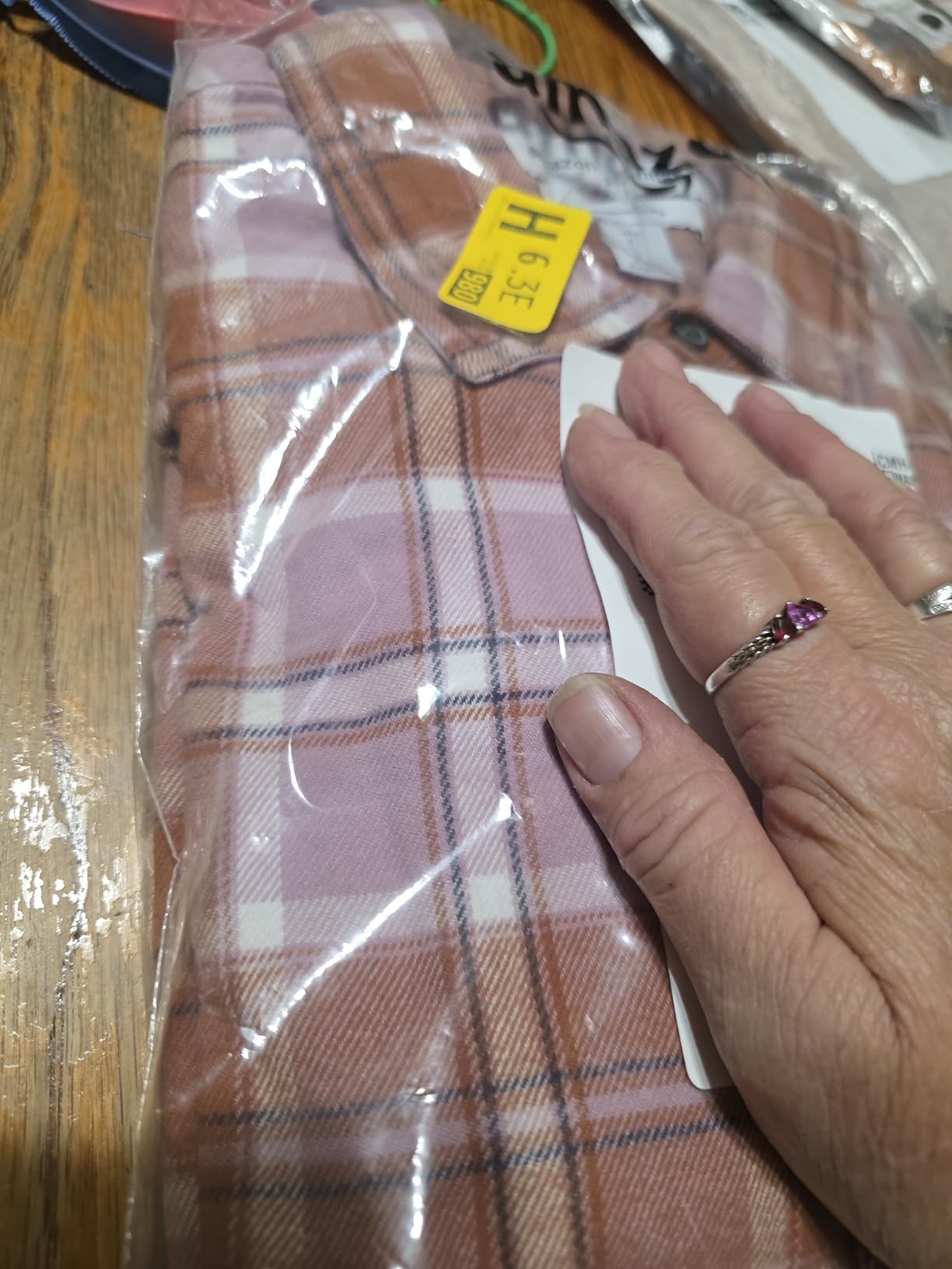 Amazon Essentials Men's Slim-Fit Long-Sleeve Flannel Shirt customer photo 1