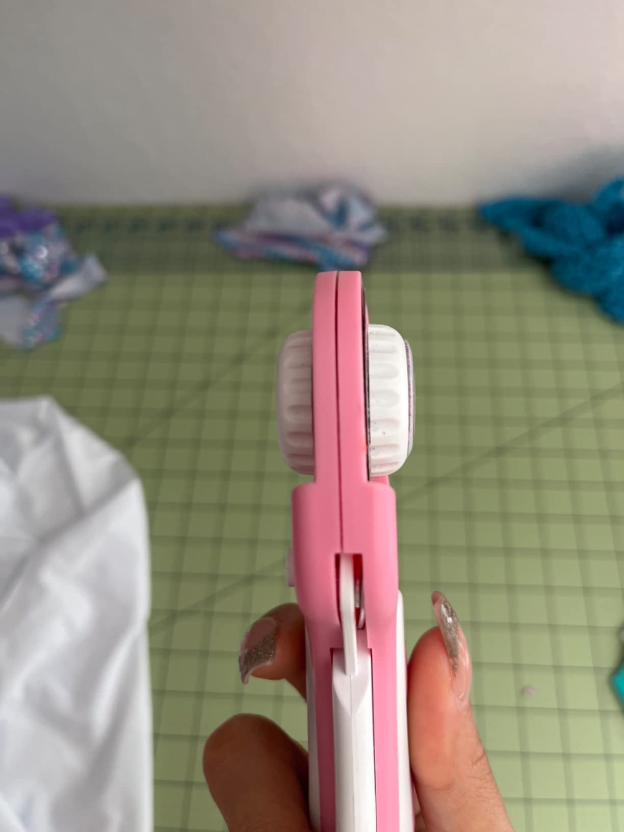 45mm Rotary Cutter with 5pcs Extra Blades, Ergonomic Handle Rolling Cutter with Safety Lock for Fabric, Leather, Crafting, Sewing, Quilting, Fabric Rotary Cutter Perfect for Left & Right Hand(Pink) customer photo 2