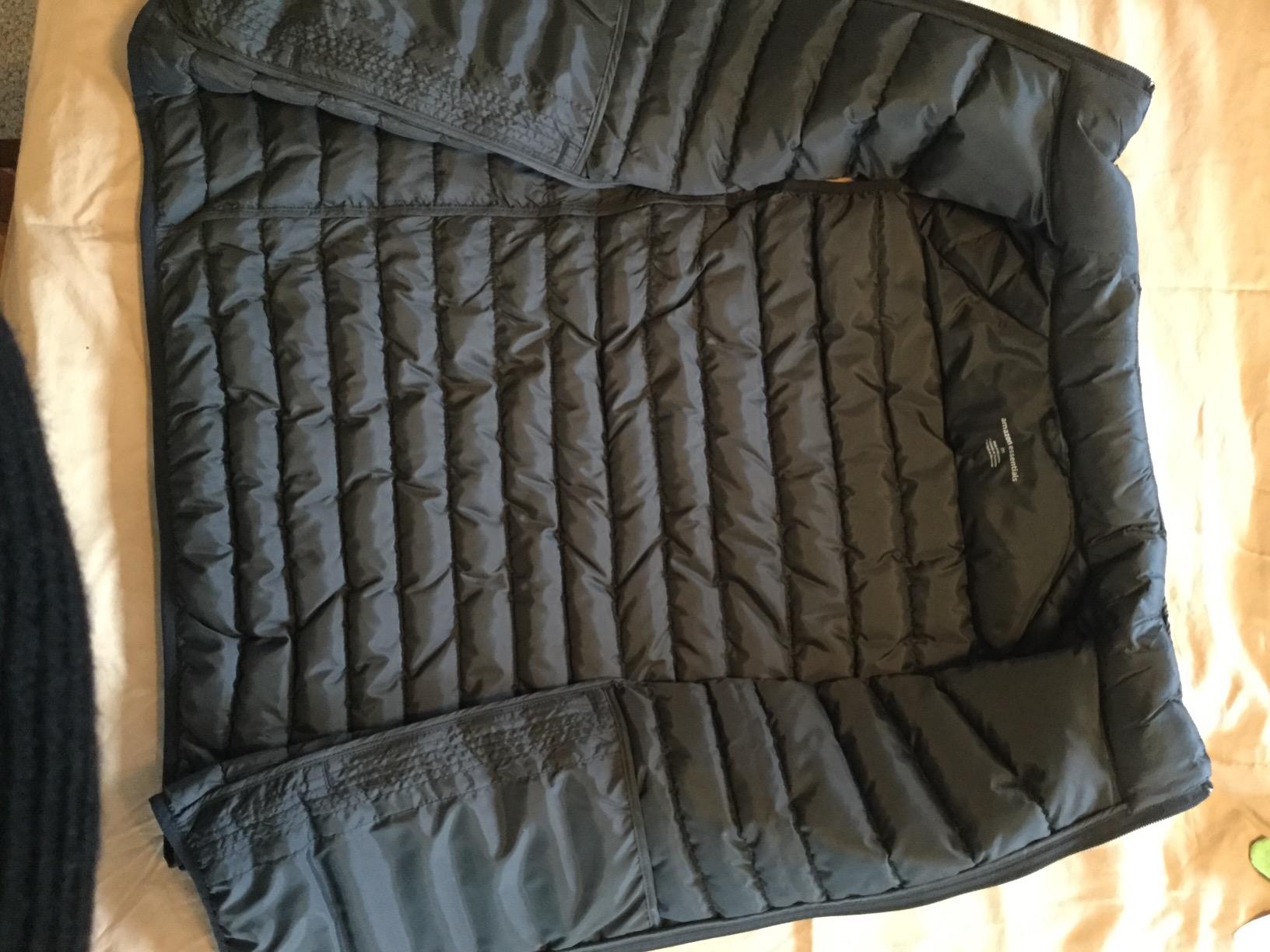 Amazon Essentials Men's Lightweight Water-Resistant Packable Puffer Vest customer photo 1
