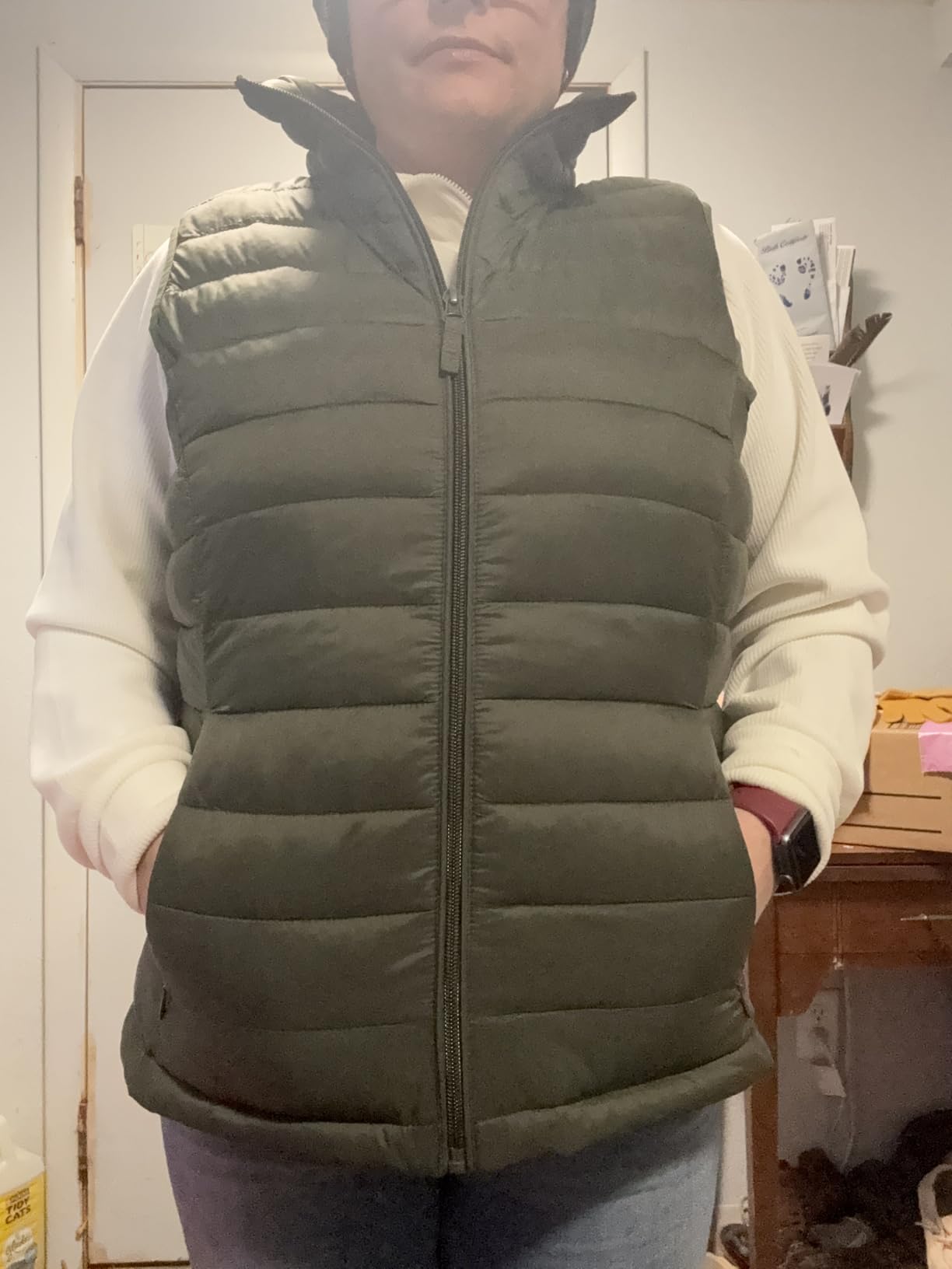 Amazon Essentials Women's Lightweight Water-Resistant Packable Puffer Vest customer photo 1