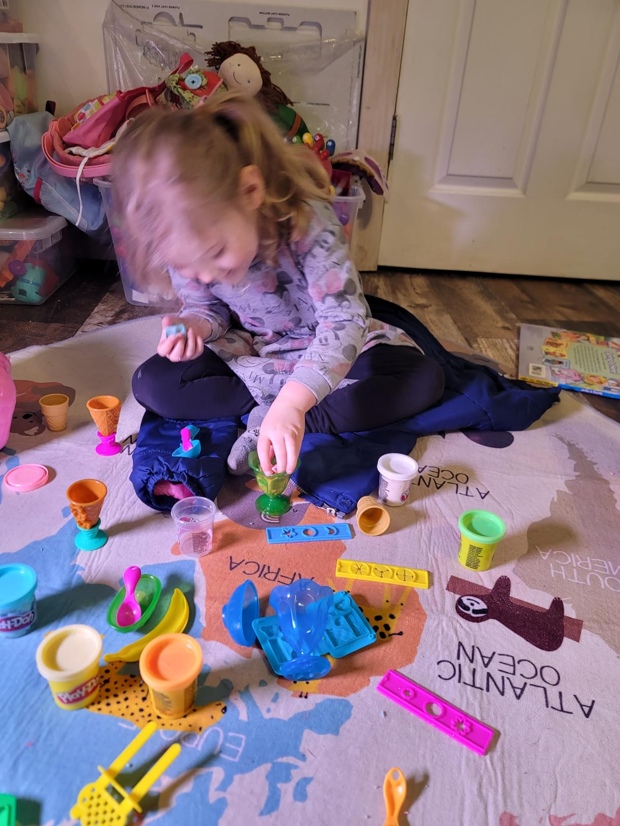 Play Doh Kitchen Creations Ice Cream Party Set with 22 Tools & 6 Colors, 2-Ounce Cans, Back to School Classroom Supplies, Preschool Toys, Ages +3 (Amazon Exclusive) customer photo 2