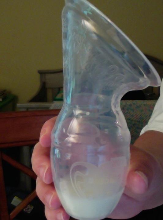 haakaa Manual Breast Pump for Breastfeeding 4oz/100ml | Natural Suction, One-Piece Easy-Clean Design, Quiet & Cord-Free, Premium Silicone, Portable, BPA/PVC/Phthalate-Free customer photo 2