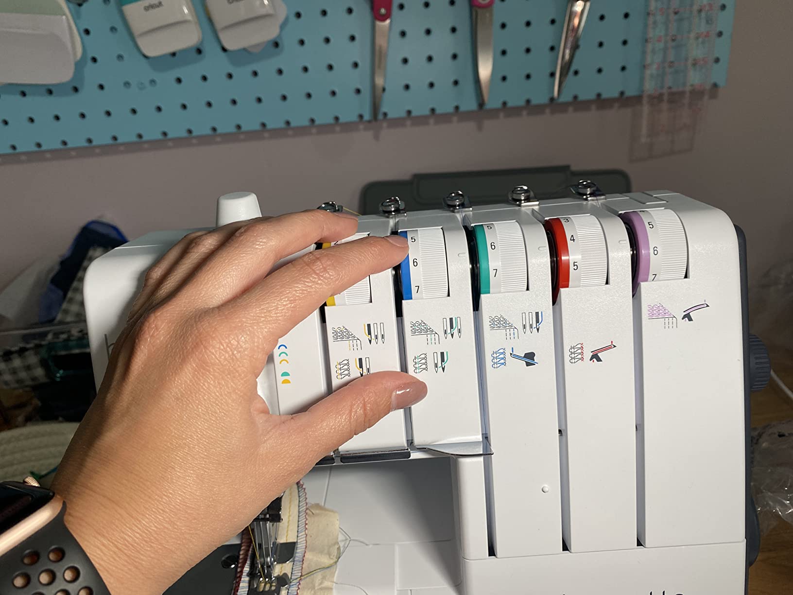 Bernette B48 Funlock Serger Coverstitch Overlock Machine | Heavy Duty Sewing Quilting Performance for Beginners and Professionals | 23 Stitches LED Light 1300 SPM Easy Threading Knife Control customer photo 2