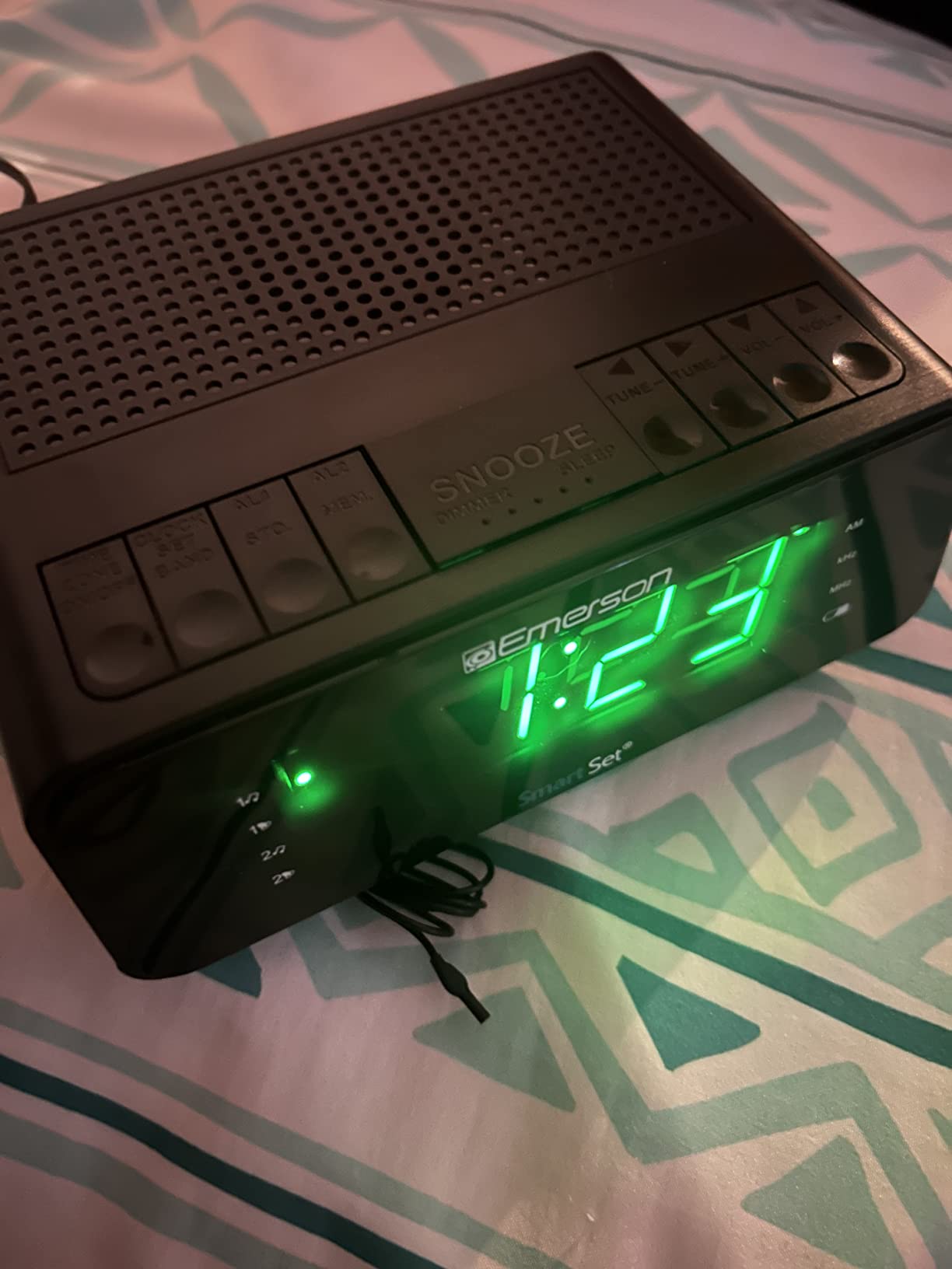 Emerson CKS1900 SmartSet Dual Alarm Clock Radio with AM/FM Digital Tuning, Auto Time Setting, 20 Presets, Jade Green LED Display, Snooze, Sleep Timer & Battery Backup customer photo 1