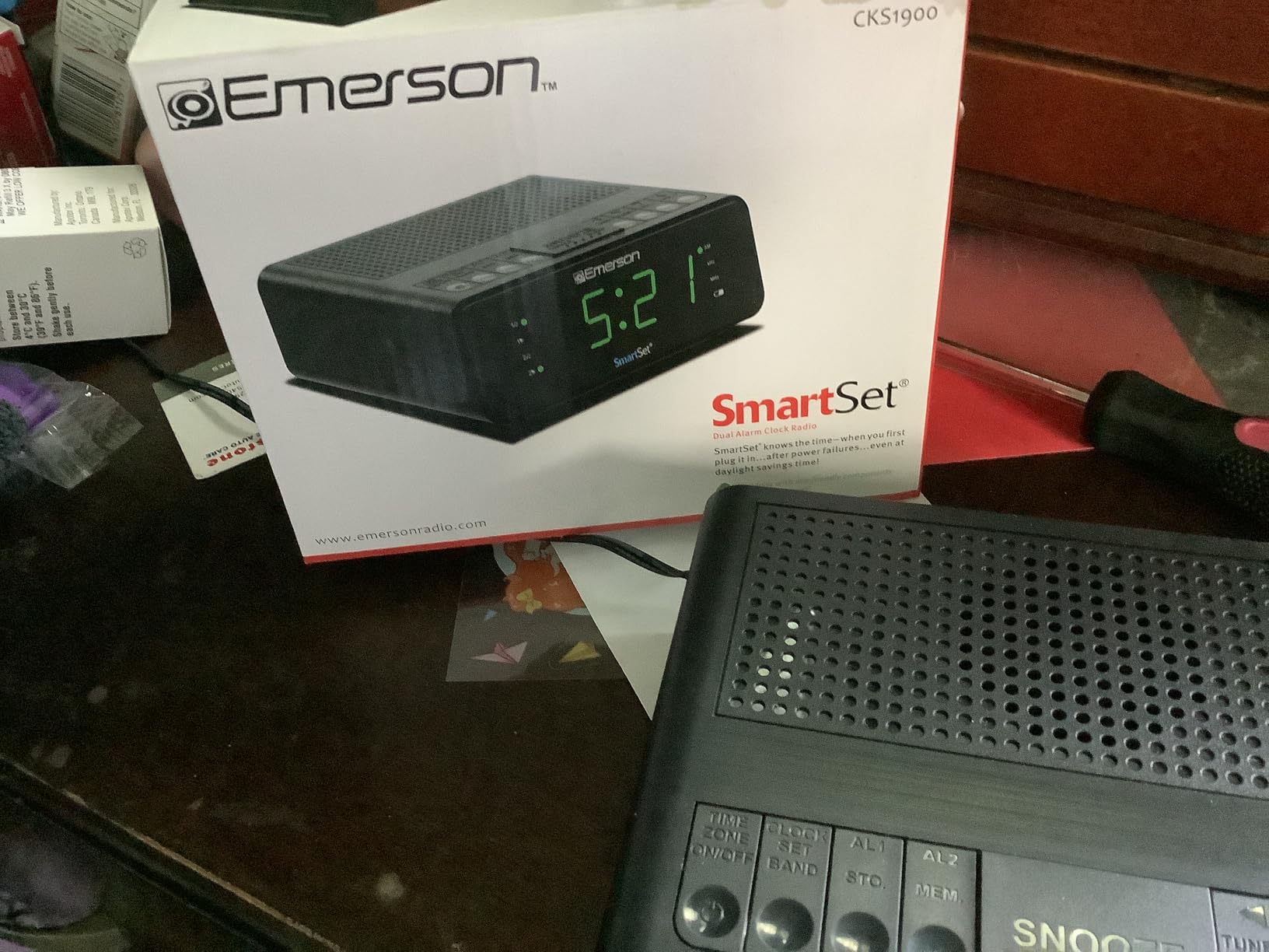 Emerson CKS1900 SmartSet Dual Alarm Clock Radio with AM/FM Digital Tuning, Auto Time Setting, 20 Presets, Jade Green LED Display, Snooze, Sleep Timer & Battery Backup customer photo 2