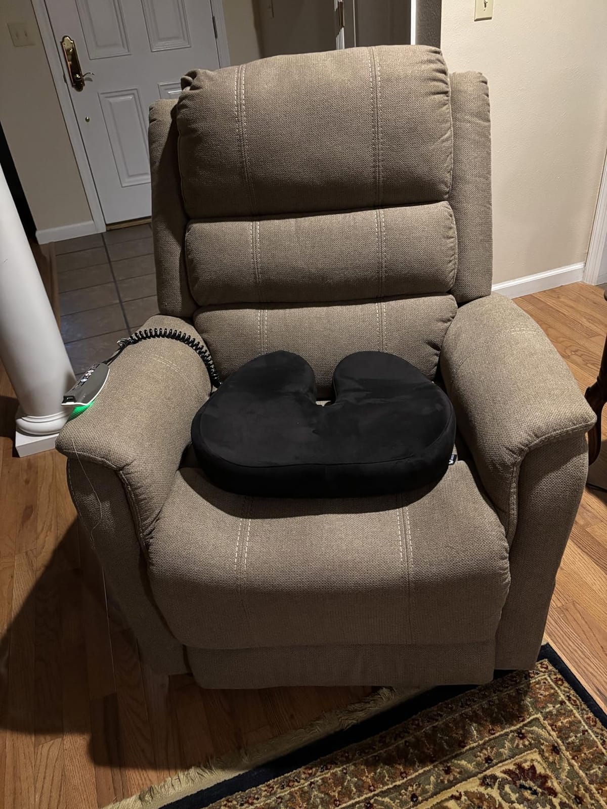5 STARS UNITED Seat Cushion - Memory Foam Chair Cushion for Tailbone Pain Relief - Ergonomic Support for Coccyx, Sciatica & Butt - Office, Desk & Gaming Chair, Car Seat, Wheelchair, Airplane, Black customer photo 2