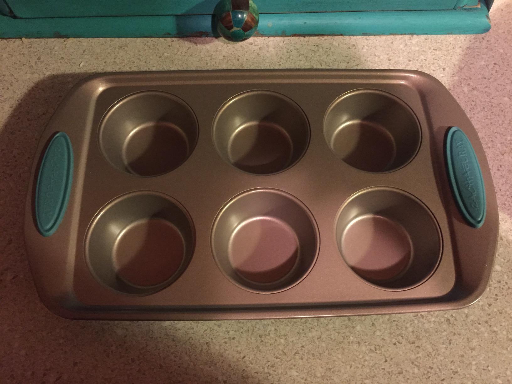 Rachael Ray 47578 Cucina Nonstick Bakeware Set with Grips 10 Piece, Latte Brown with Agave Blue Grips customer photo 1