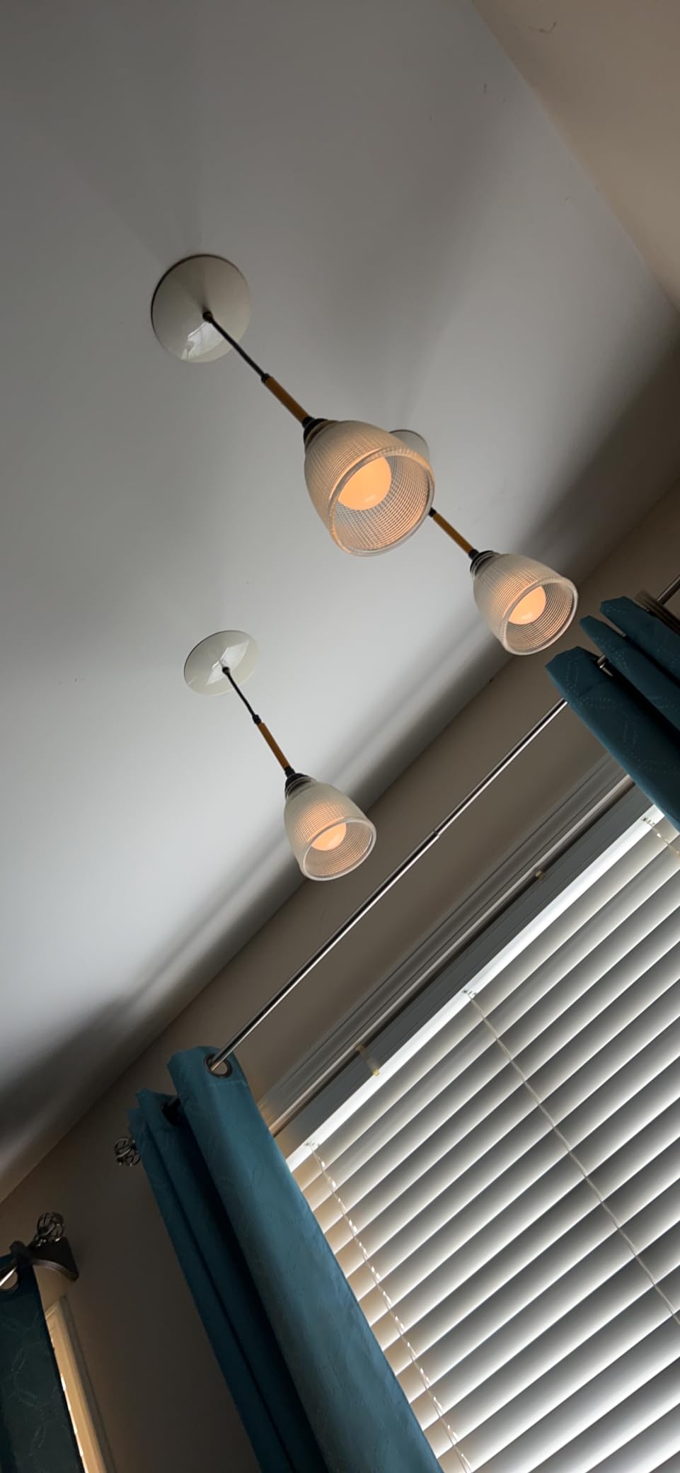 Amazon Basics Non-Dimmable LED Light Bulbs, Great Brightness, 40W Equivalent, 6W, E26 Standard Base, 2700K, 10,000 Hour Lifetime, Soft White A19, 6-Pack customer photo 2