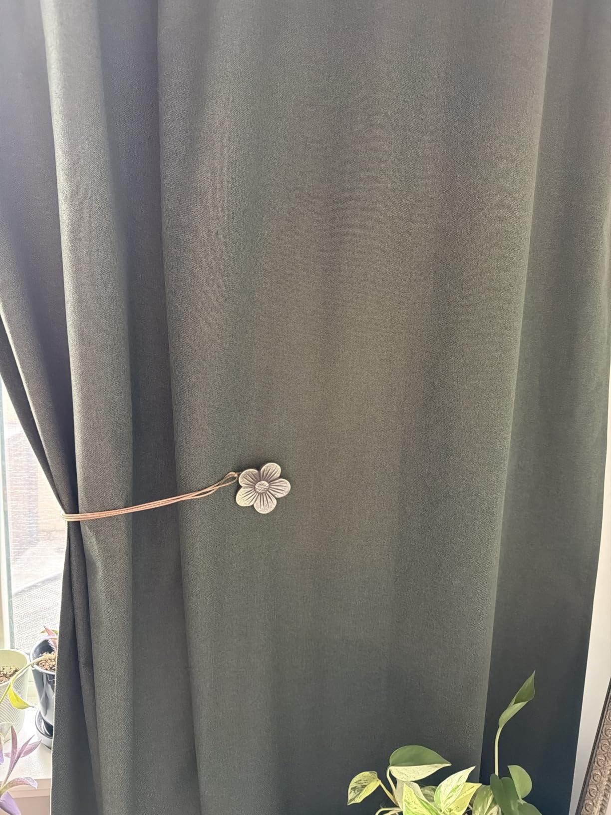 Lewondr Magnetic Curtain Tiebacks, Flower Vintage Curtain Holdbacks, Coffee customer photo 1