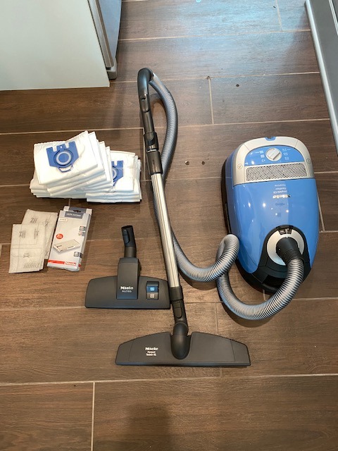 Miele Classic C1 Turbo Team Vacuum for Hard Floors & Low-Med Pile Carpet customer photo 2