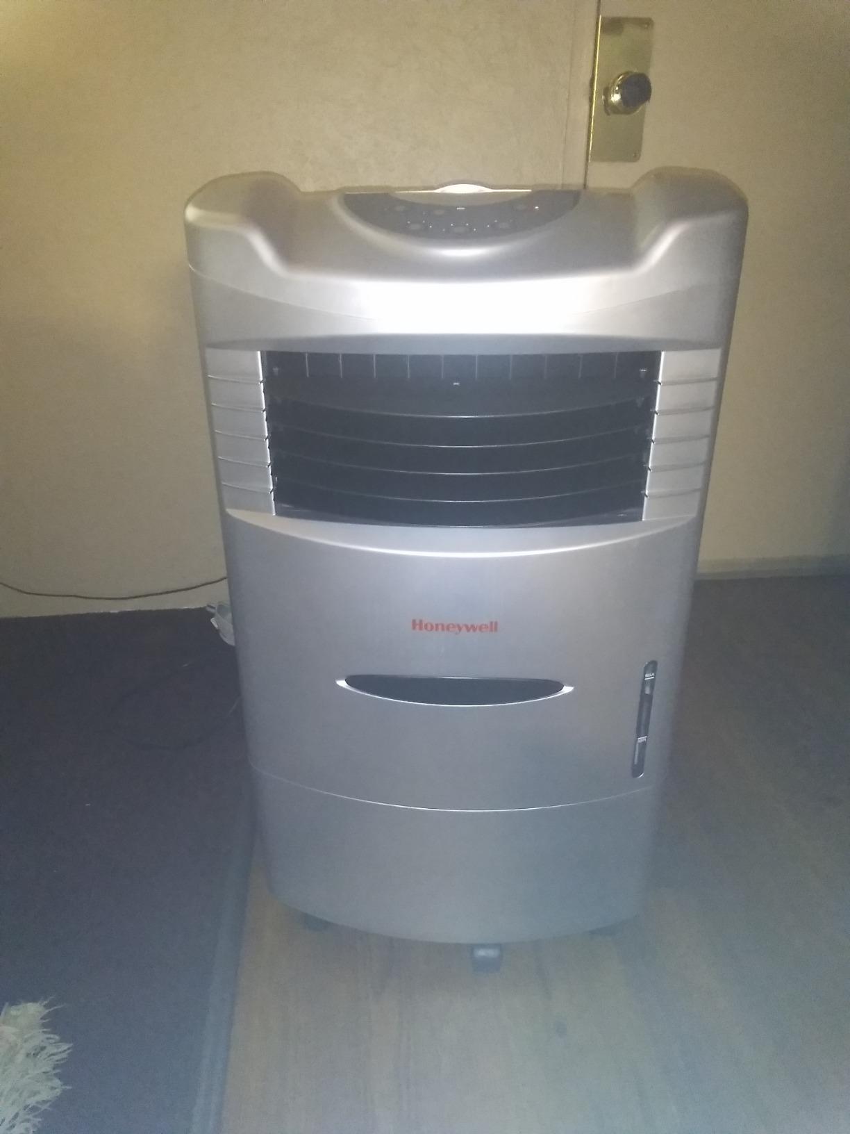 Honeywell 745 CFM* Indoor Portable Evaporative Cooler with Remote Control – CL201AEW customer photo 2