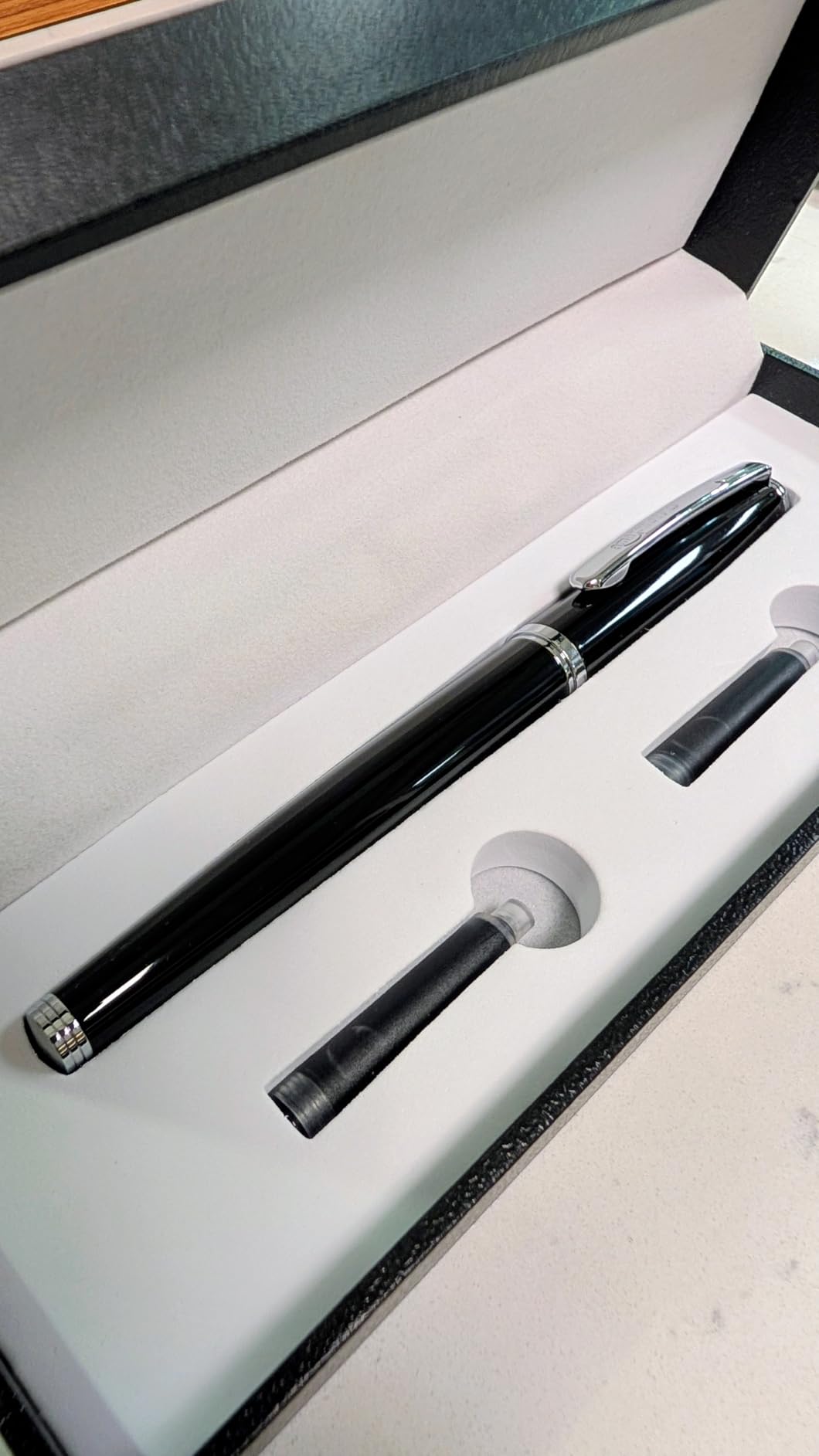 Amazon Basics Refillable Fountain Pen with Smooth Writing, Fine Point Nib, Black Ink customer photo 2