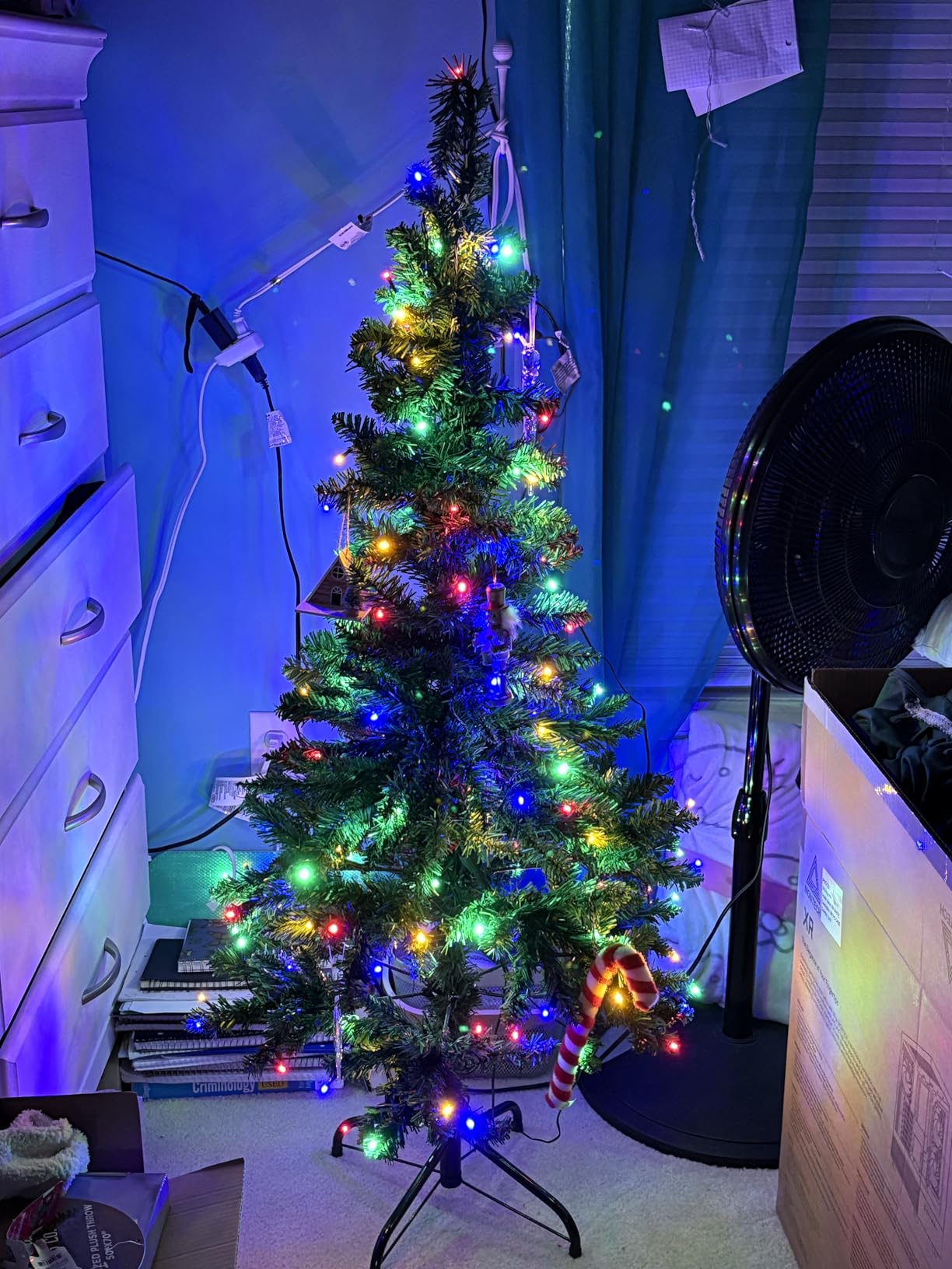 Goplus 6ft Artificial Pencil Christmas Tree, Snow Flocked Unlit Slim Xmas Tree with 29 Pine Cones, 630 PVC Branch Tips, Metal Stand, for Indoor Holiday Home Office Décor customer photo 1