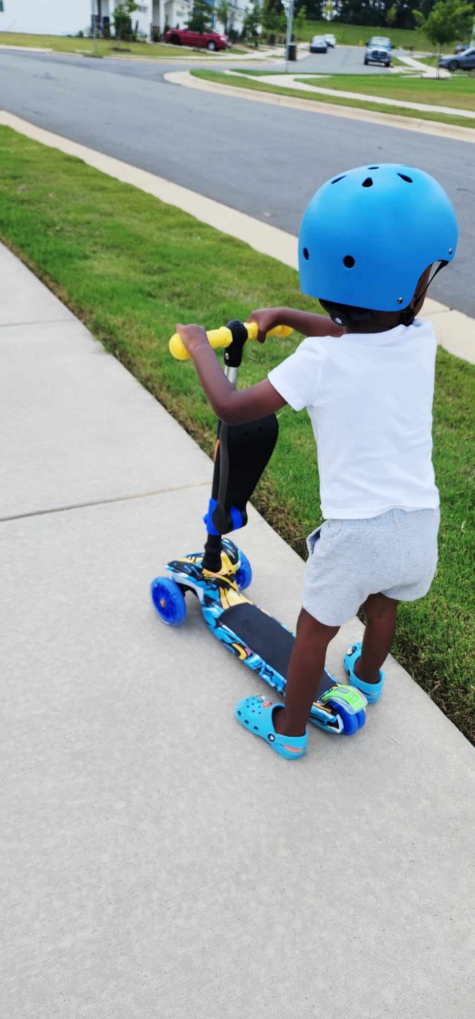 Hurtle 3-Wheeled Scooter for Kids - Wheel LED Lights, Adjustable Lean-to-Steer Handlebar, and Foldable Seat - Sit or Stand Ride with Brake for Boys and Girls Ages 1-14 Years Old customer photo 2