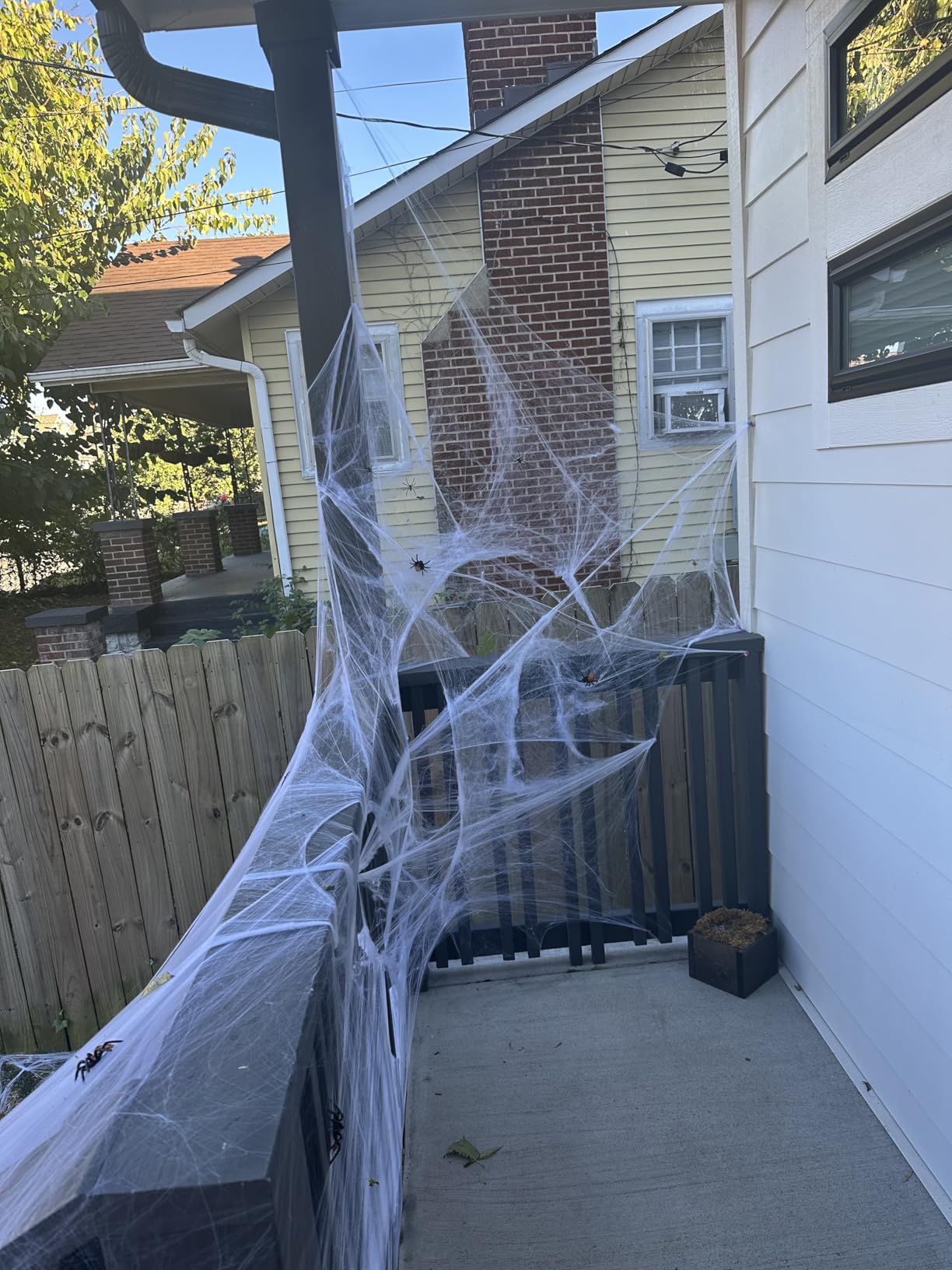 ZPISF 1400 sqft Halloween Spider Webs Decorations with 150 Extra Fake Spiders, Super Stretchy Cobwebs for Halloween Decor Indoor and Outdoor customer photo 1