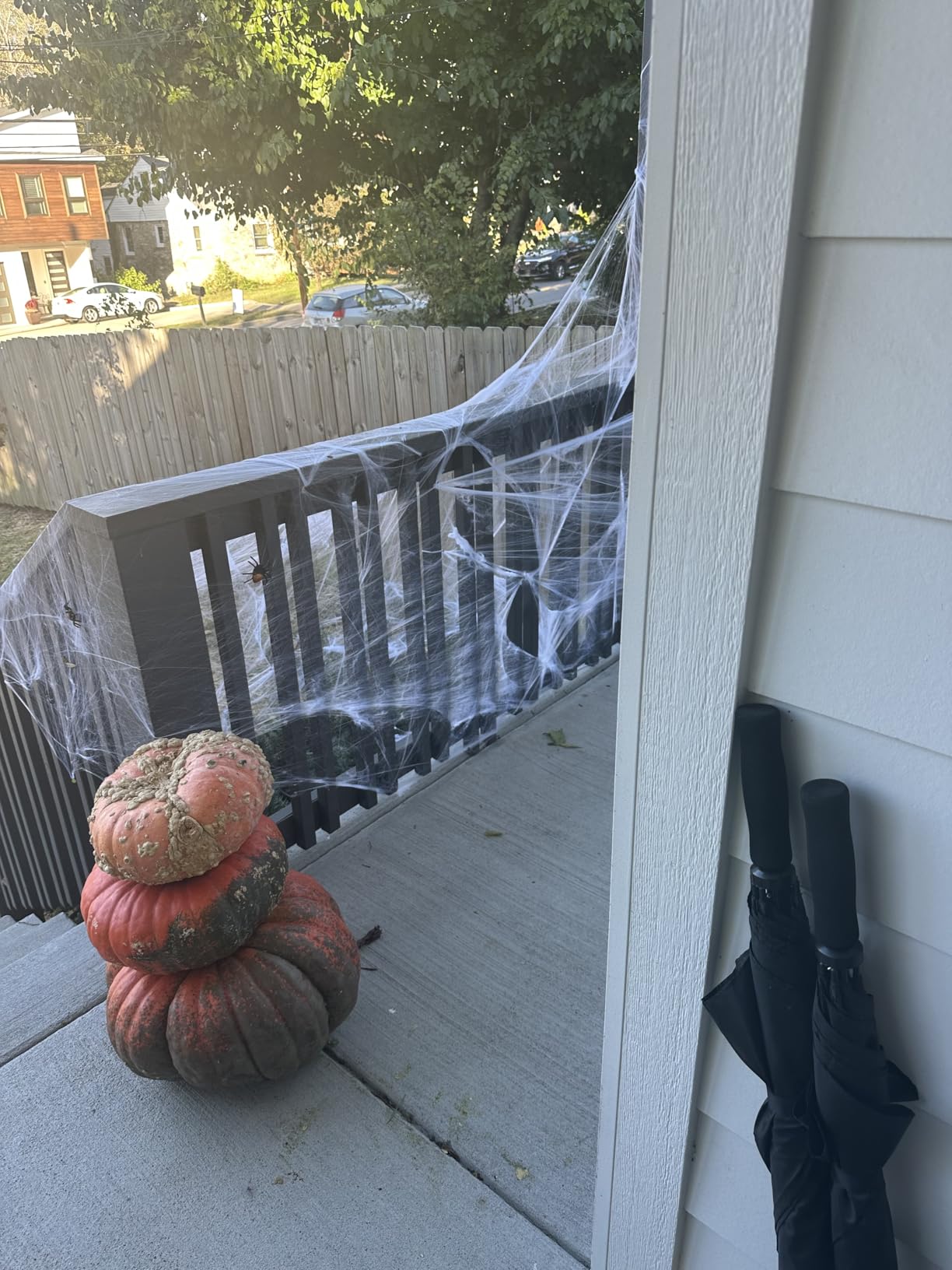 ZPISF 1400 sqft Halloween Spider Webs Decorations with 150 Extra Fake Spiders, Super Stretchy Cobwebs for Halloween Decor Indoor and Outdoor customer photo 2
