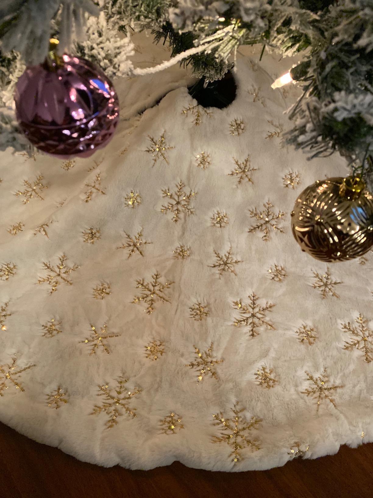 LOMOHOO Christmas Tree Skirt Large White&Gold Luxury Faux Fur with Snowflakes Tree Skirt Christmas Decorations Plush Tree Skirts Xmas Ornaments (Gold Snowflakes, 48 inches/122cm) customer photo 2